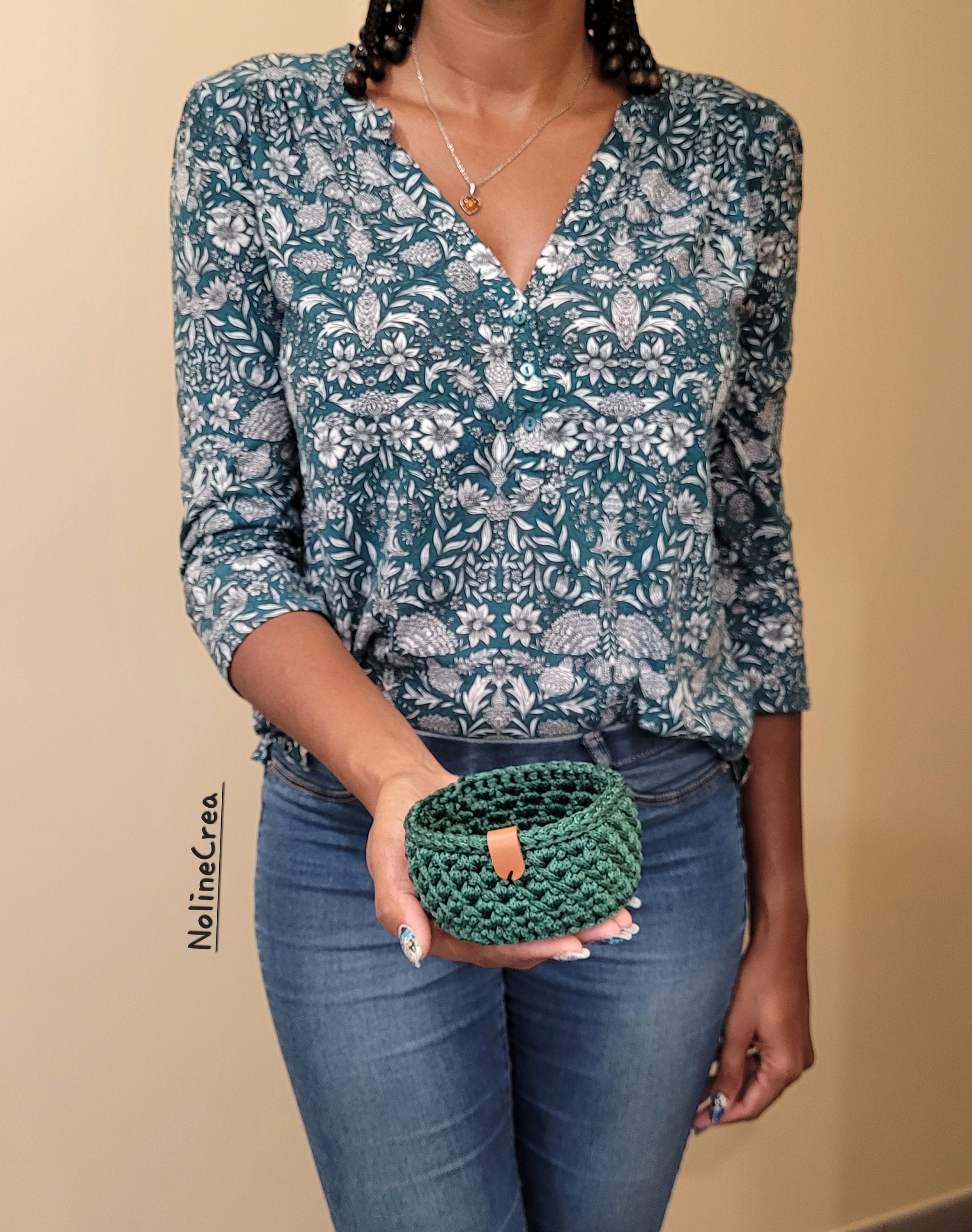 petit vide poche vert fait au crochet
