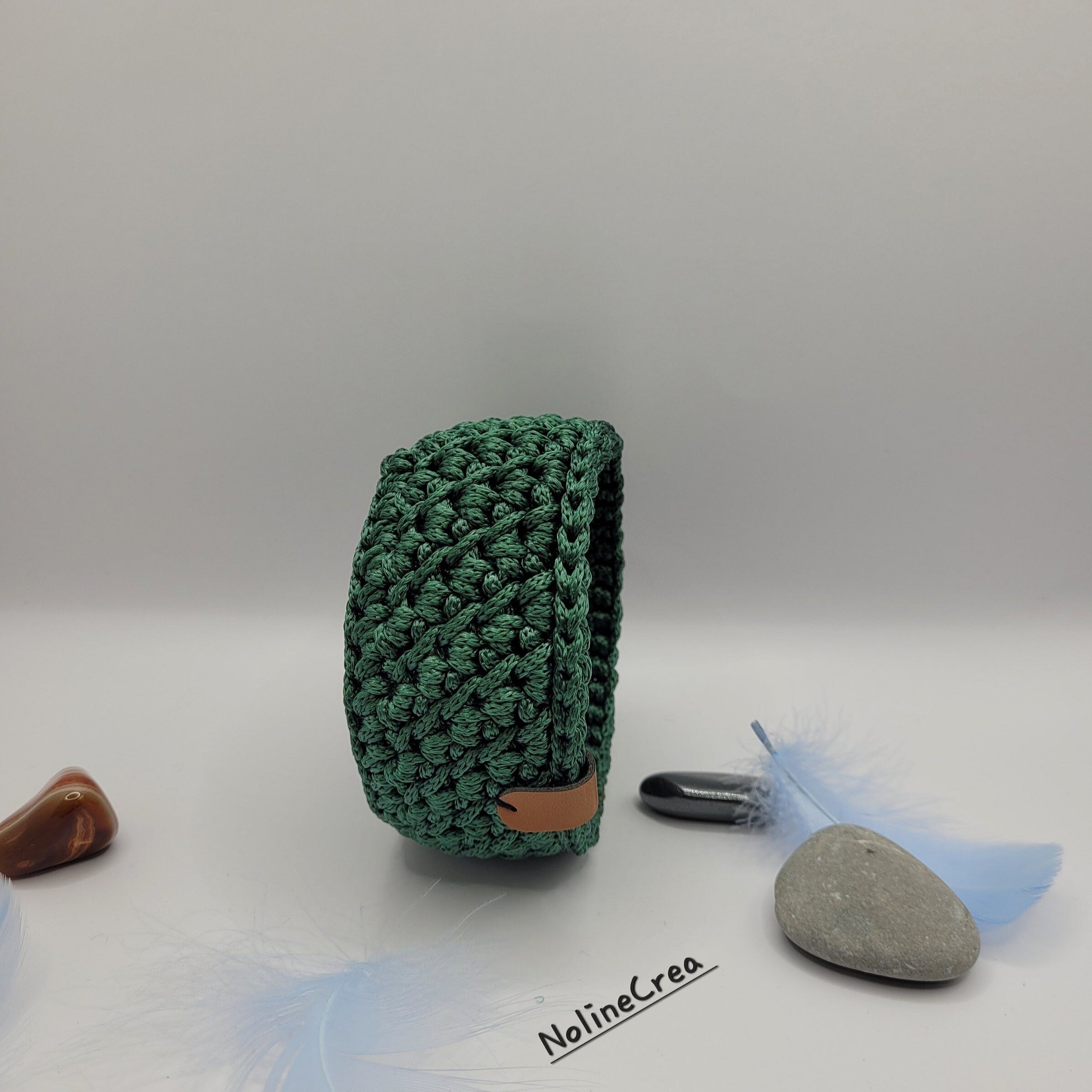 petit vide poche vert fait au crochet
