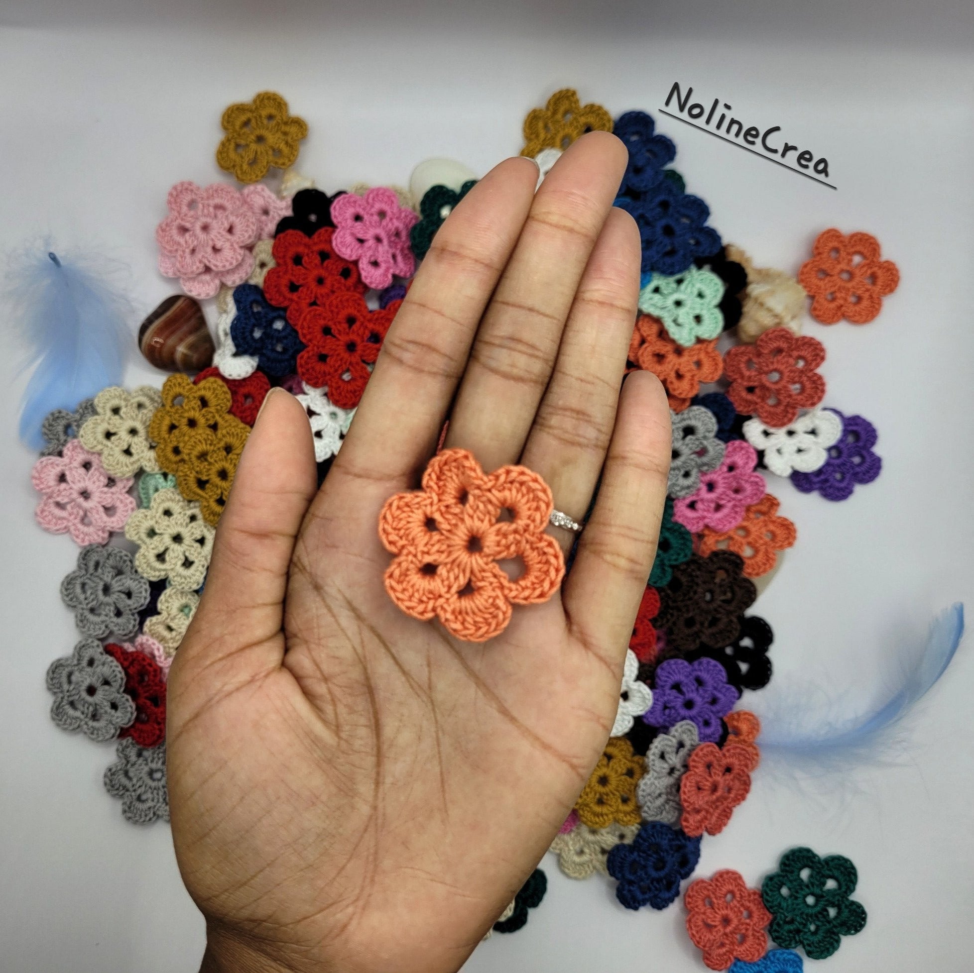 Jolies petites fleurs au crochet pour création diy