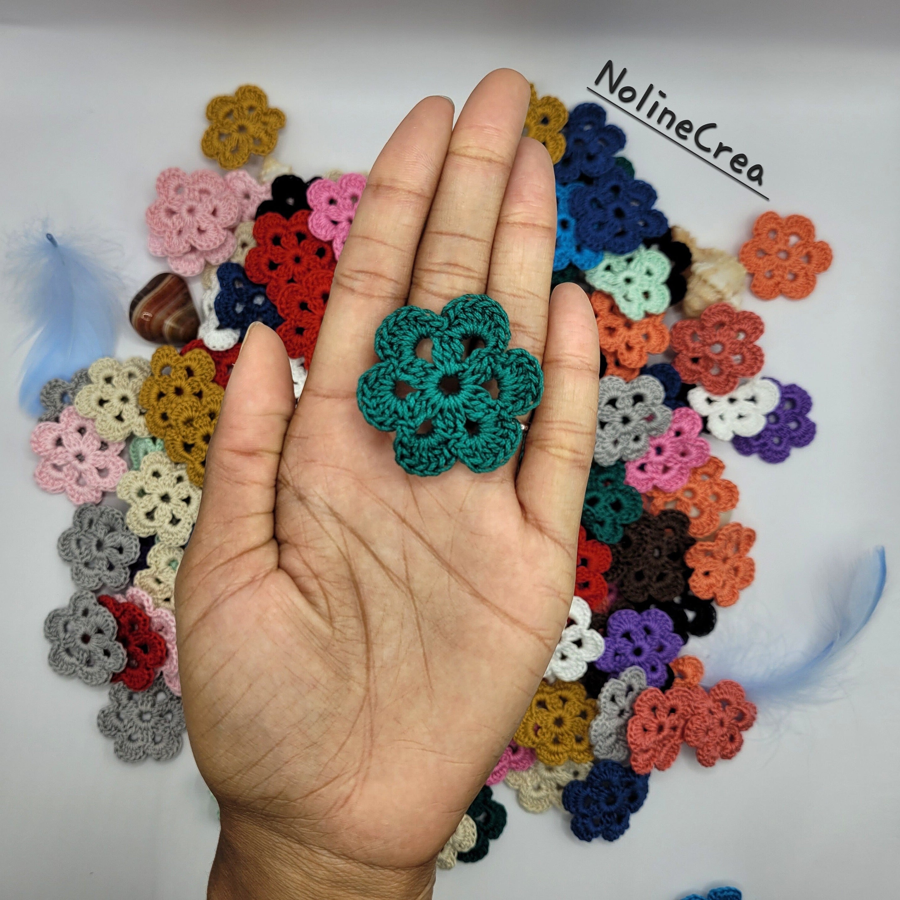 Jolies petites fleurs au crochet pour création diy