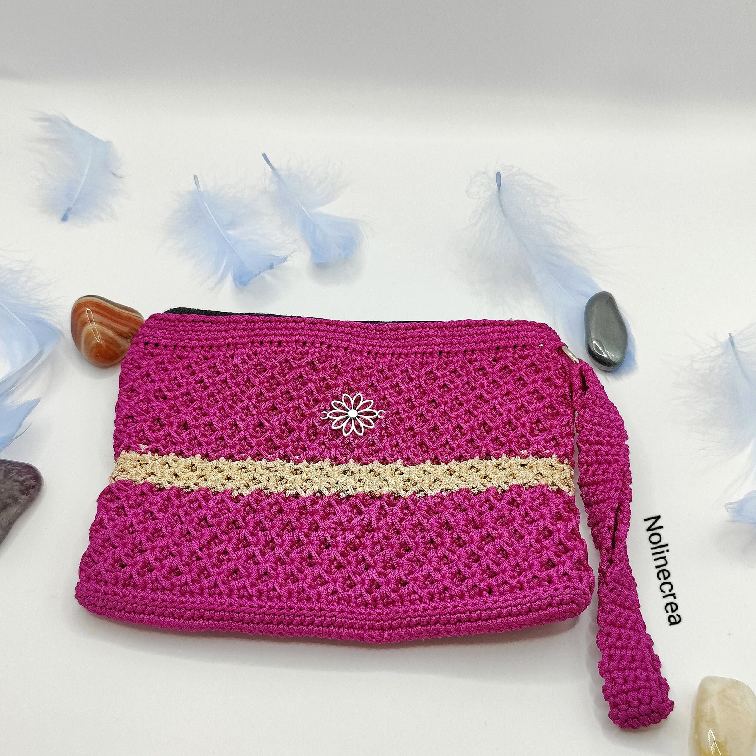 Petite pochette rose avec une pointe de beige, au crochet