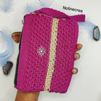 Petite pochette rose avec une pointe de beige, au crochet