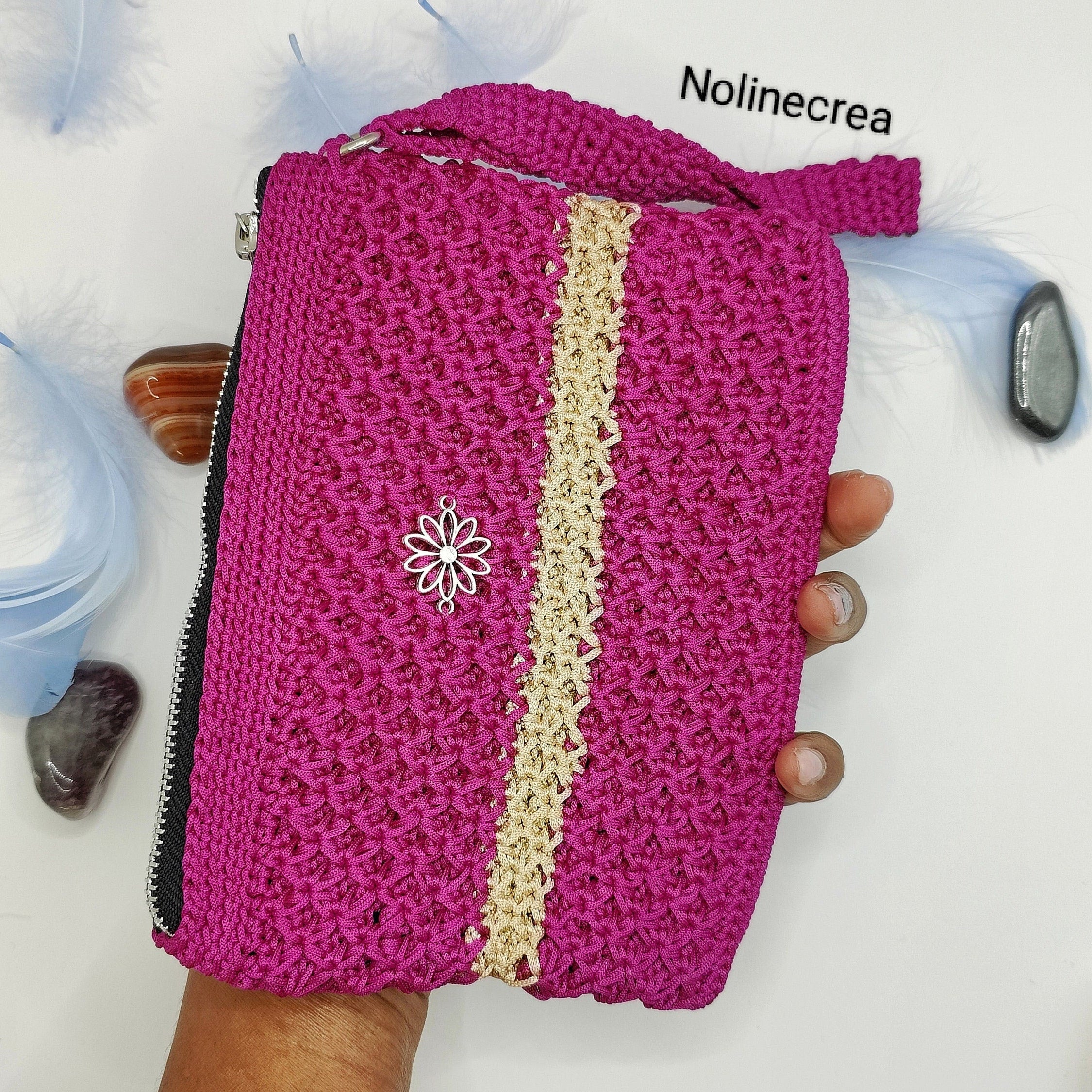 Petite pochette rose avec une pointe de beige, au crochet