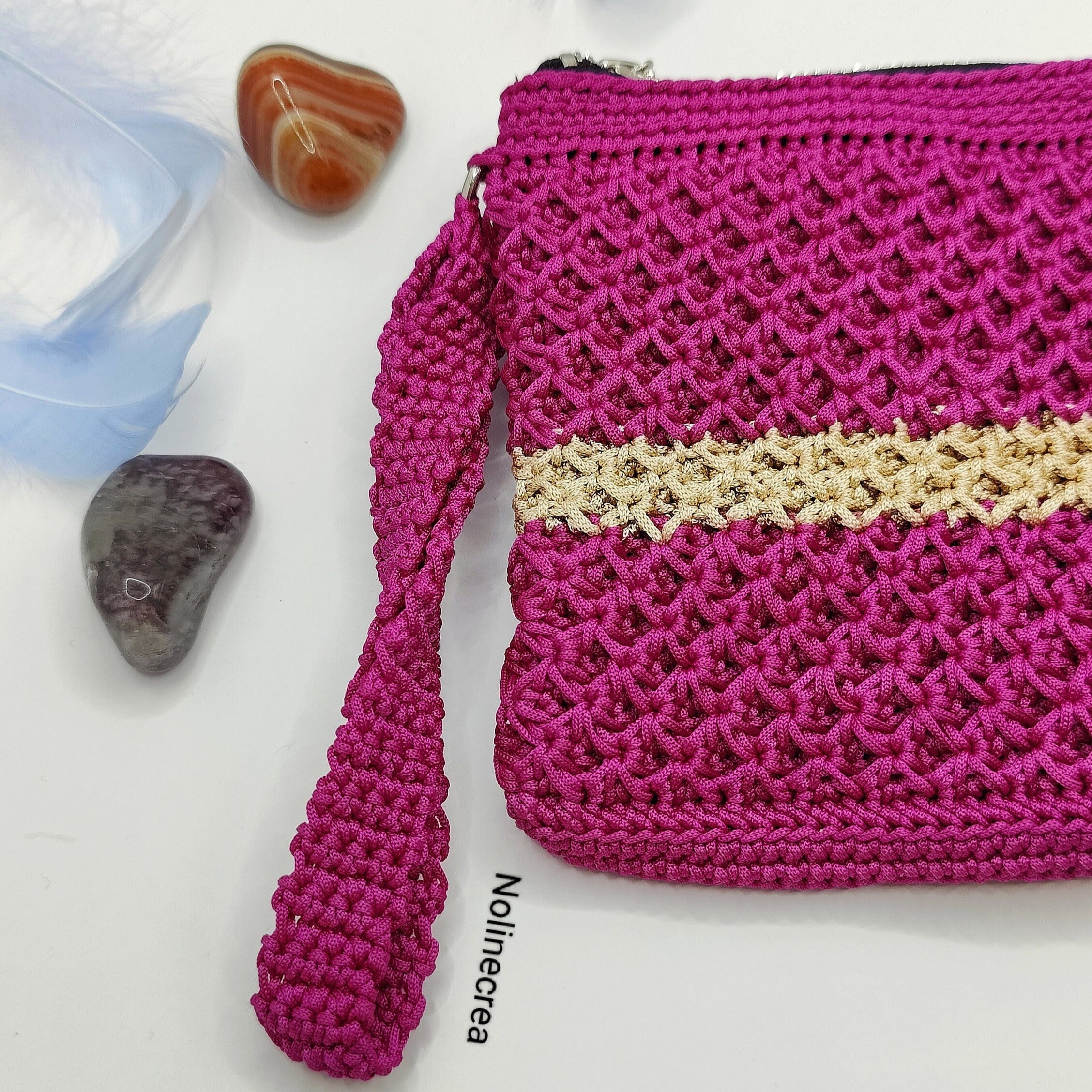 Petite pochette rose avec une pointe de beige, au crochet