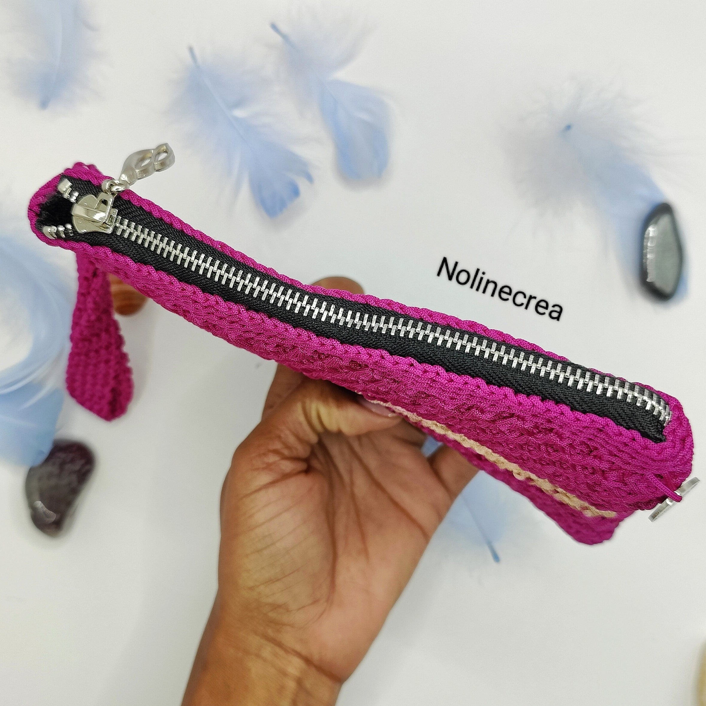 Petite pochette rose avec une pointe de beige, au crochet