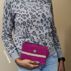 Petite pochette rose avec une pointe de beige, au crochet
