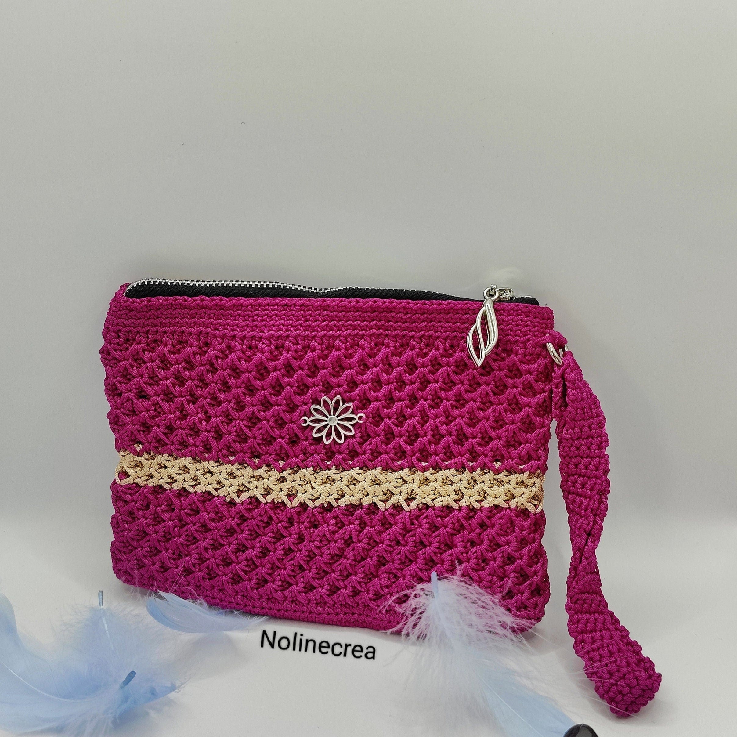 Petite pochette rose avec une pointe de beige, au crochet
