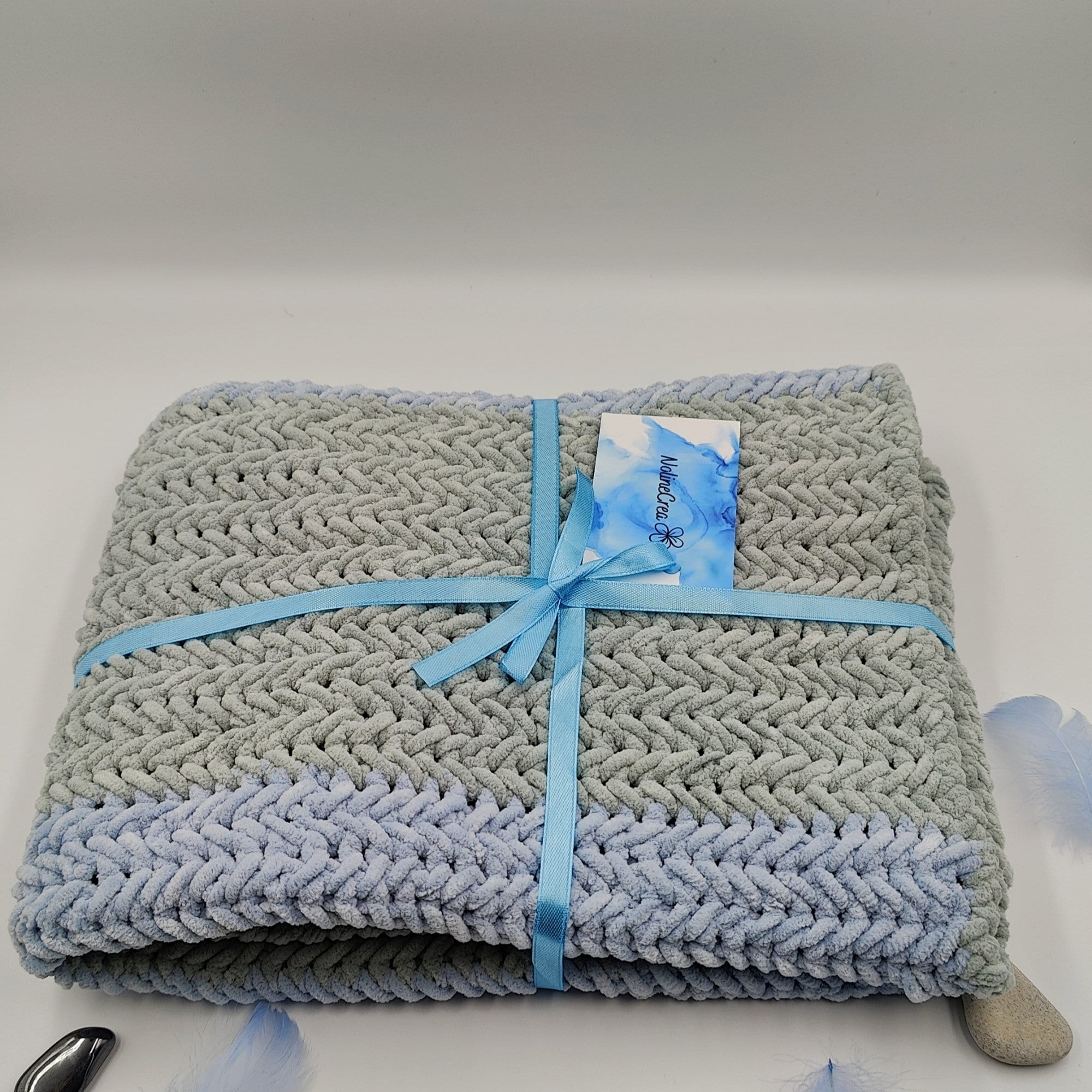 Couverture bébé bicolore fait au crochet en point chevron