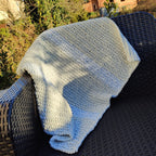Couverture bébé bicolore fait au crochet en point chevron