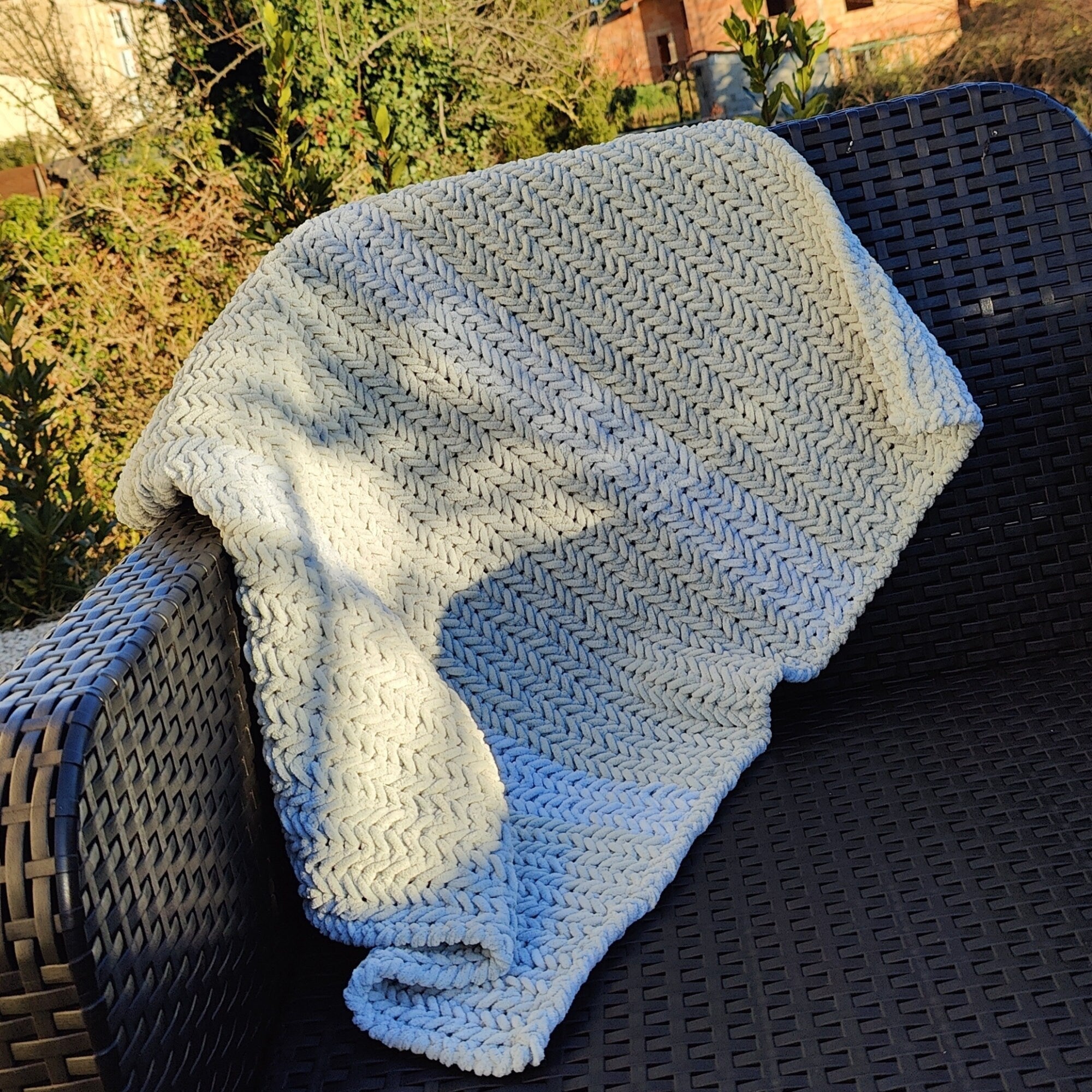 Couverture bébé bicolore fait au crochet en point chevron