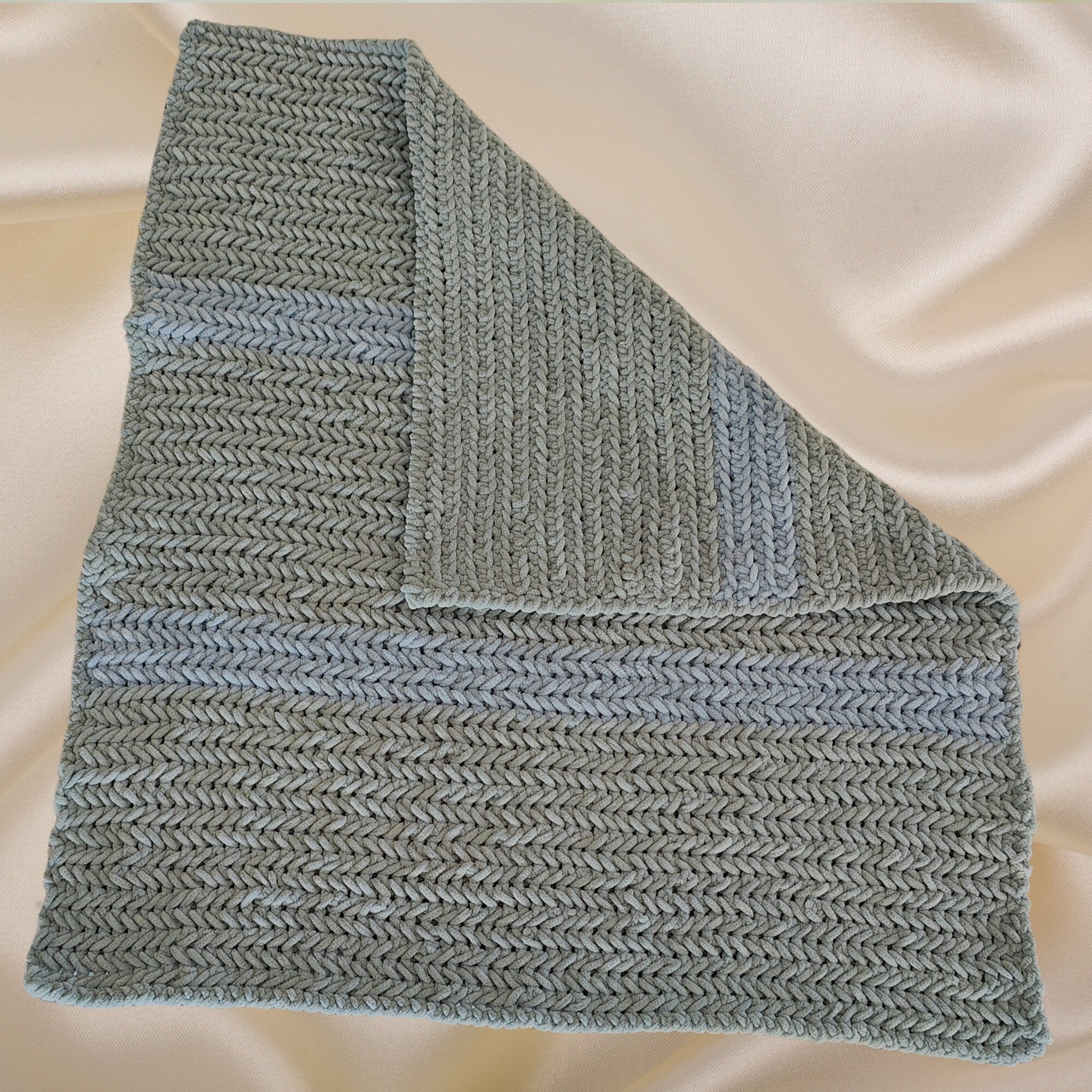Couverture bébé bicolore fait au crochet en point chevron