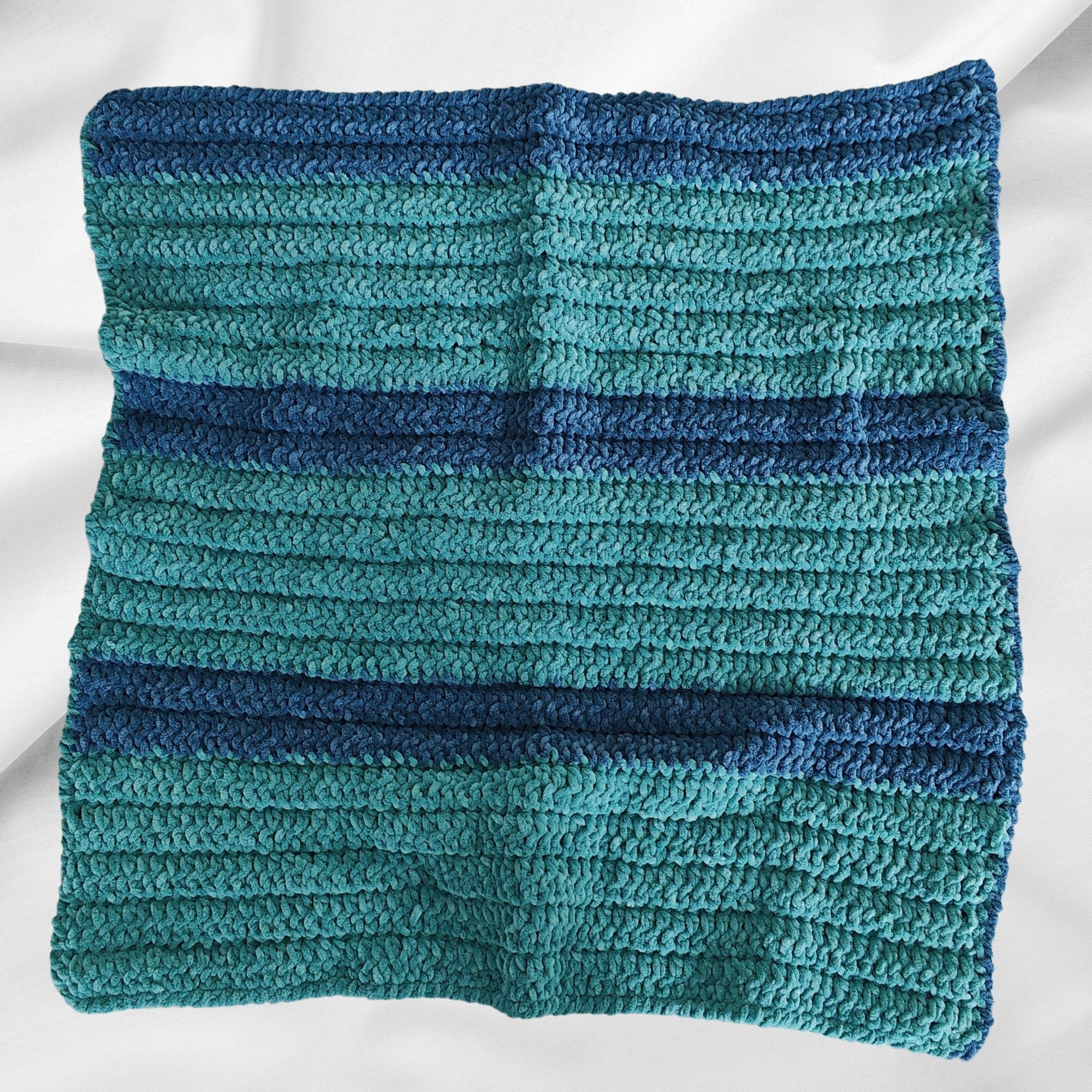 plaid bicolore au crochet couleur bleu et vert