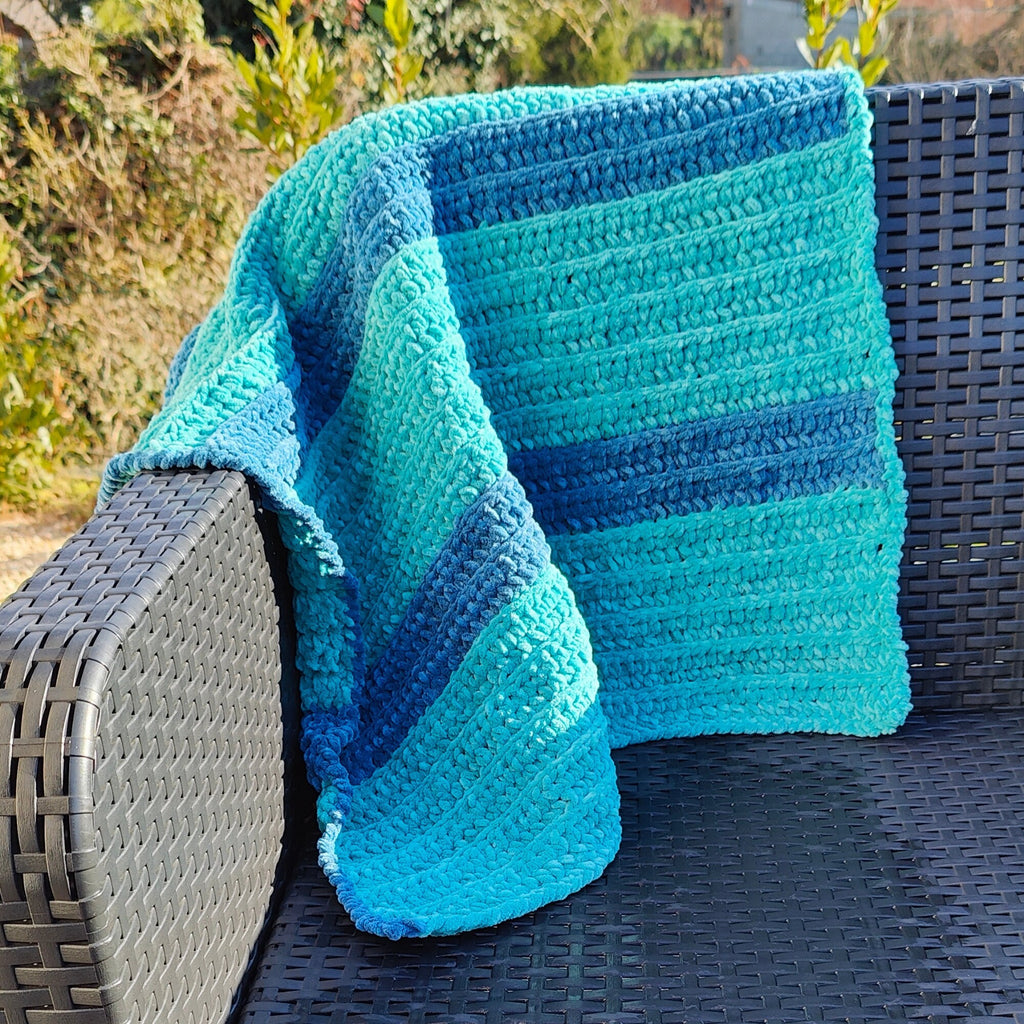 Plaid bébé bicolore bleu et vert au crochet