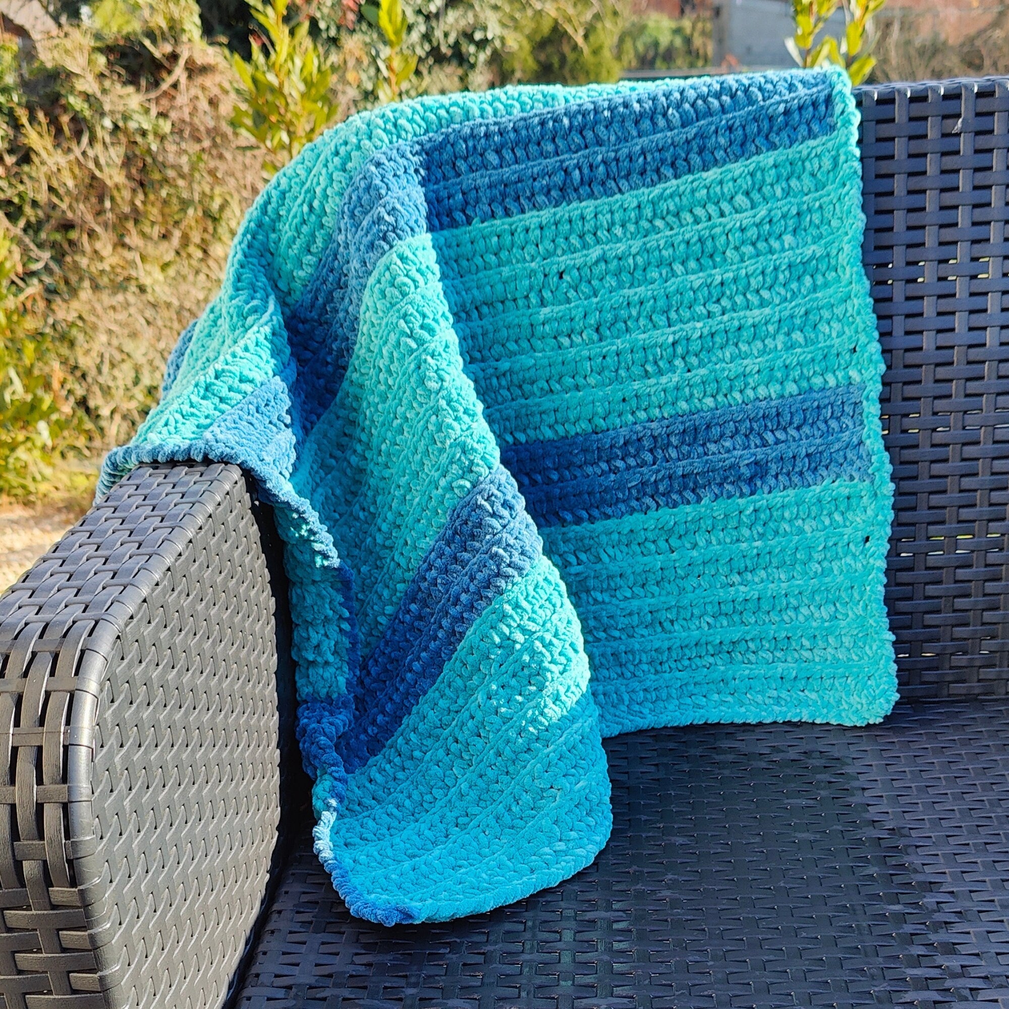 Plaid bébé bicolore bleu et vert au crochet