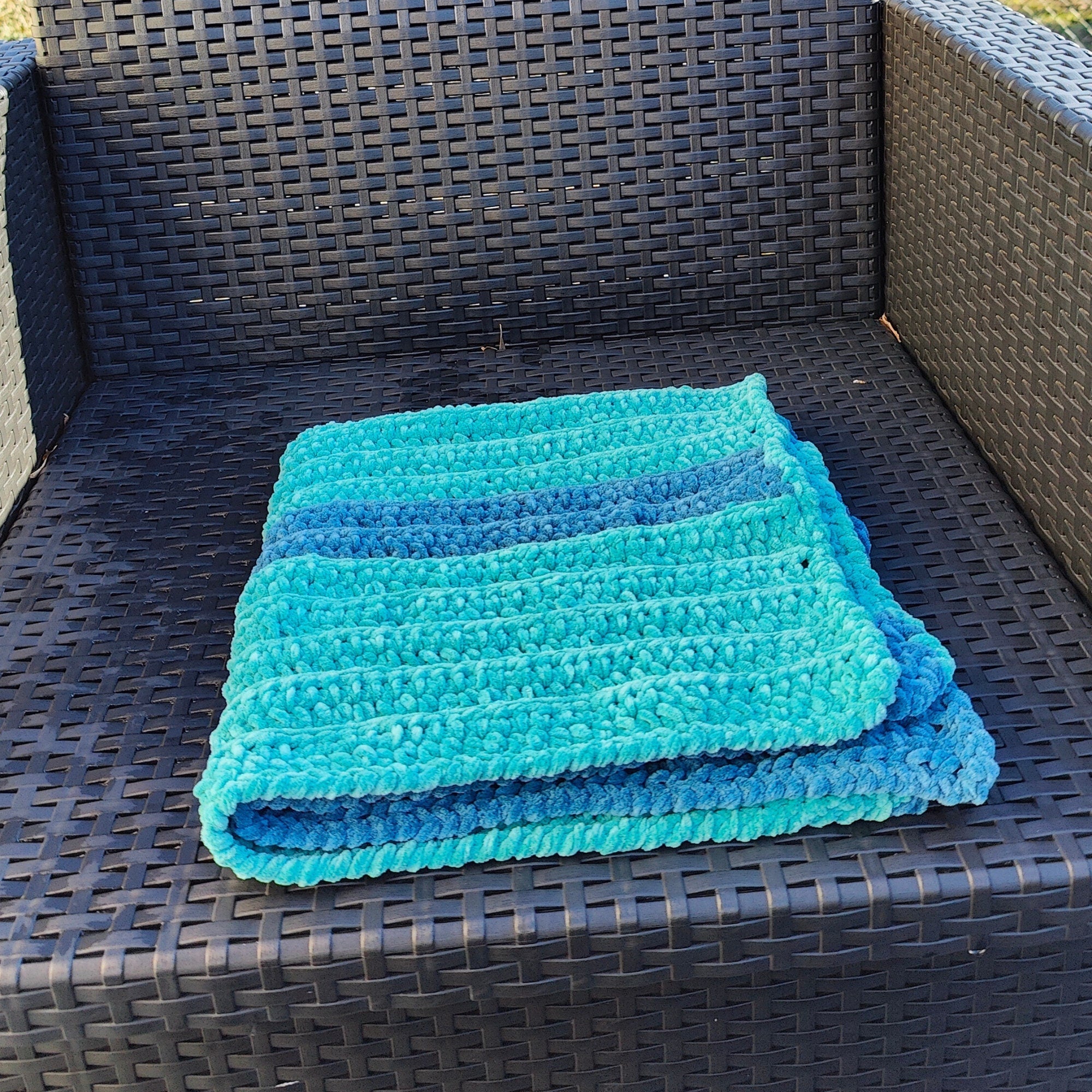 Plaid bébé bicolore bleu et vert au crochet