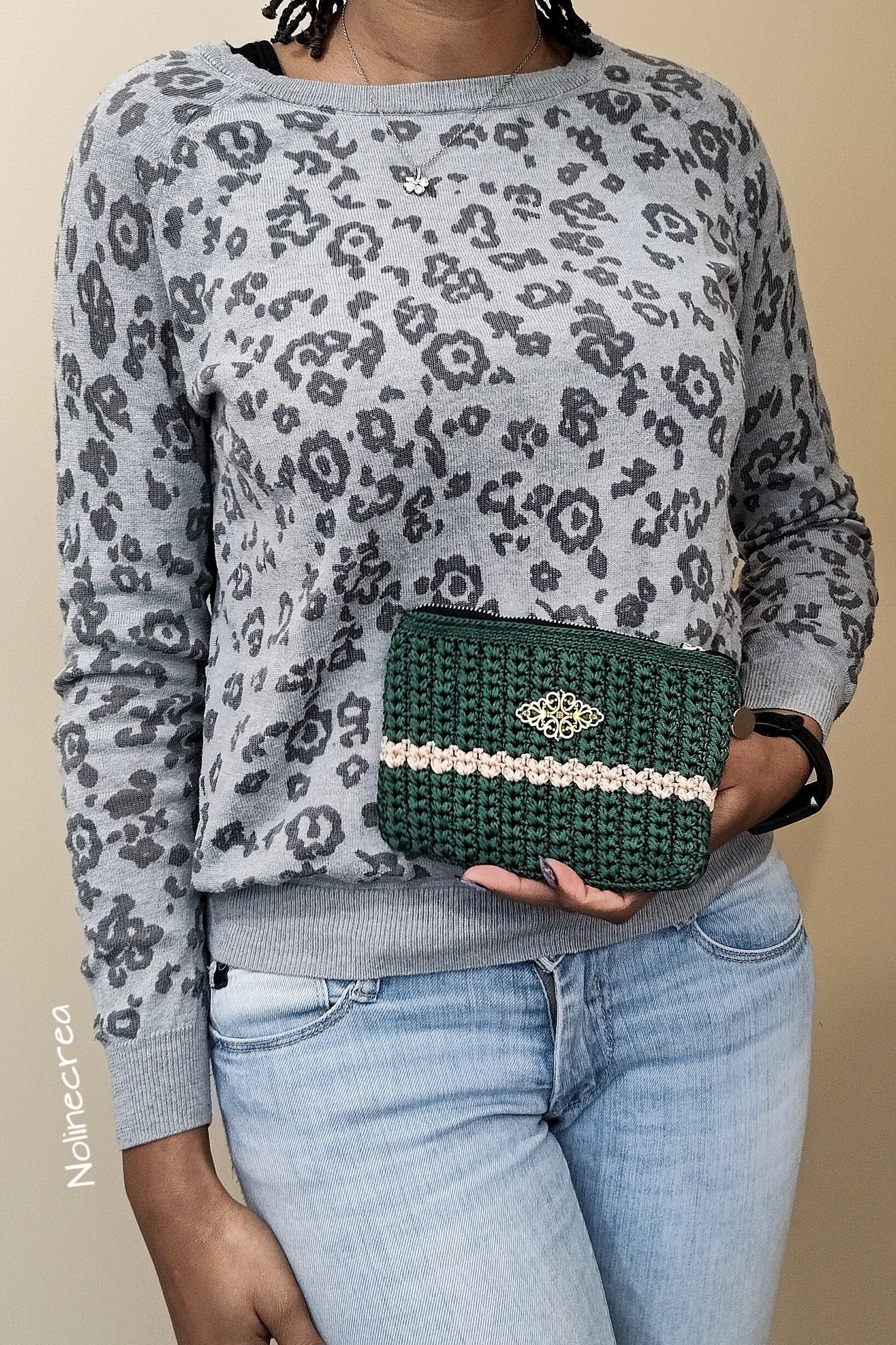 pochette fait main au crochet couleur verte avec pointe de beige. 