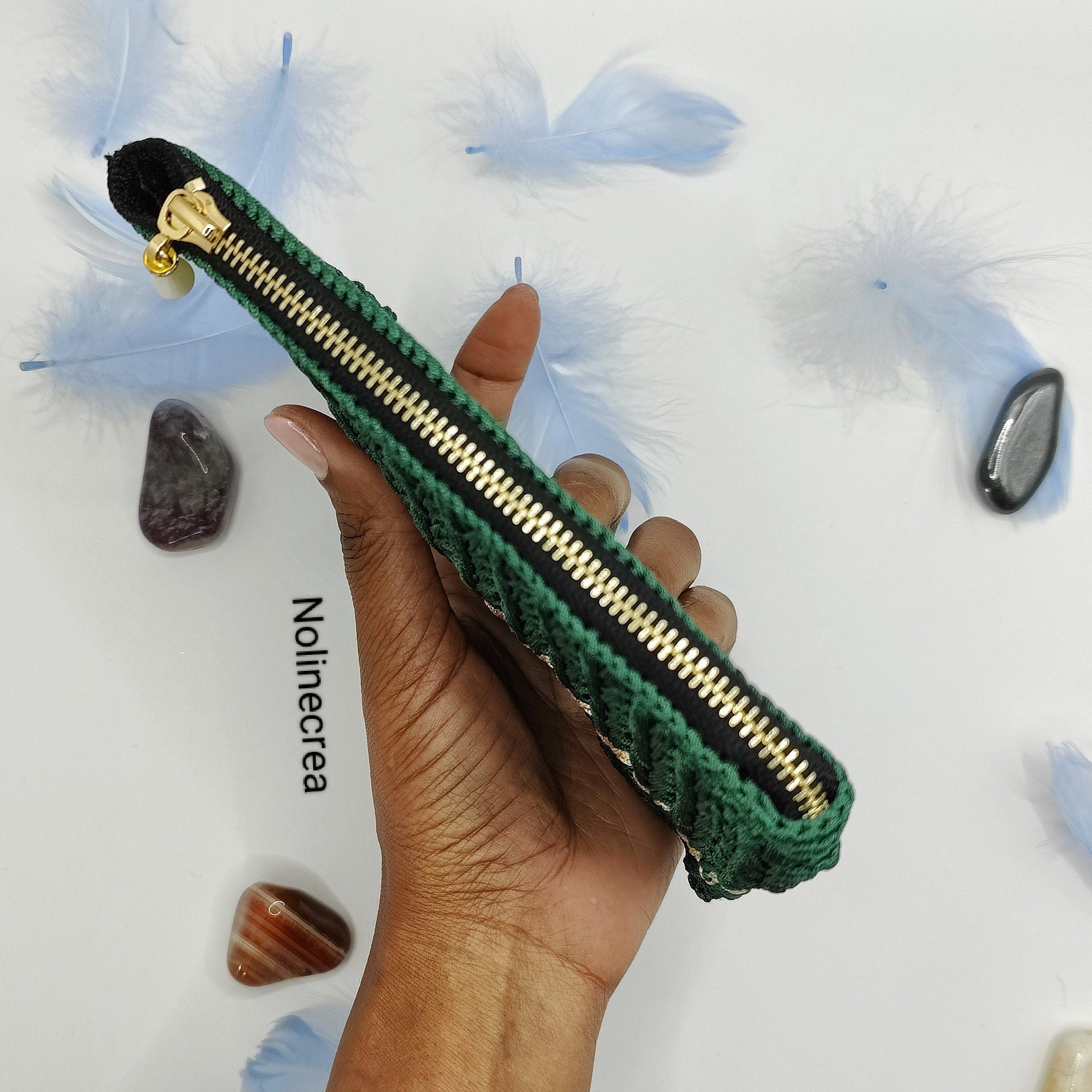 pochette fait main au crochet couleur verte avec pointe de beige. 