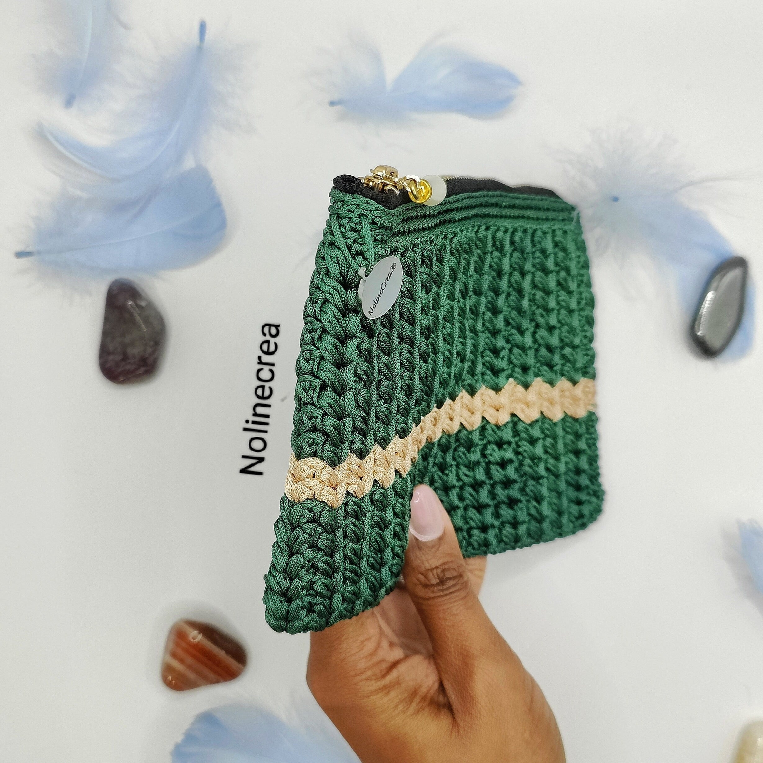 pochette fait main au crochet couleur verte avec pointe de beige. 