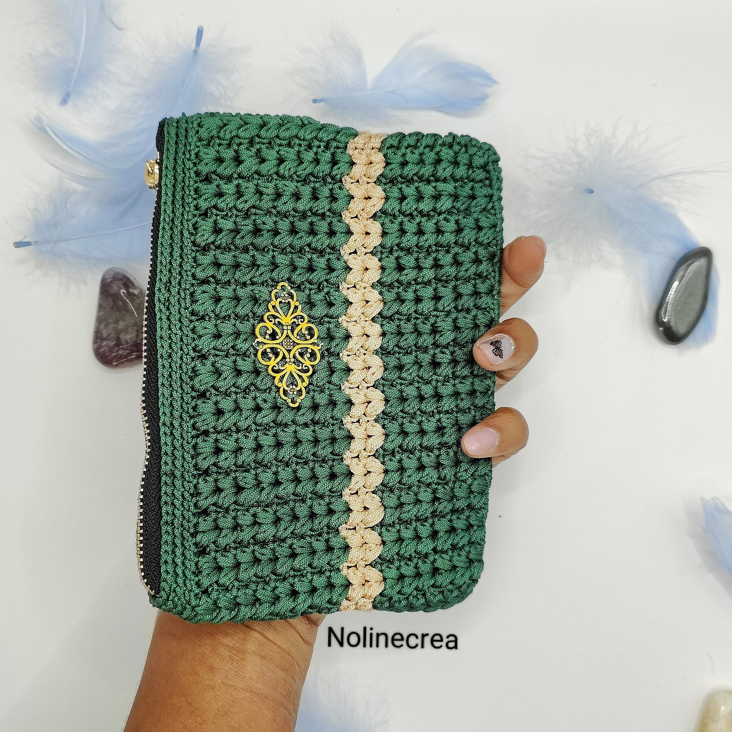 pochette fait main au crochet couleur verte avec pointe de beige. 