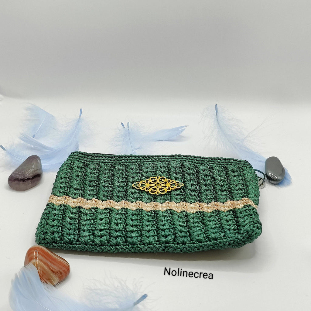 pochette fait main au crochet couleur verte avec pointe de beige. 
