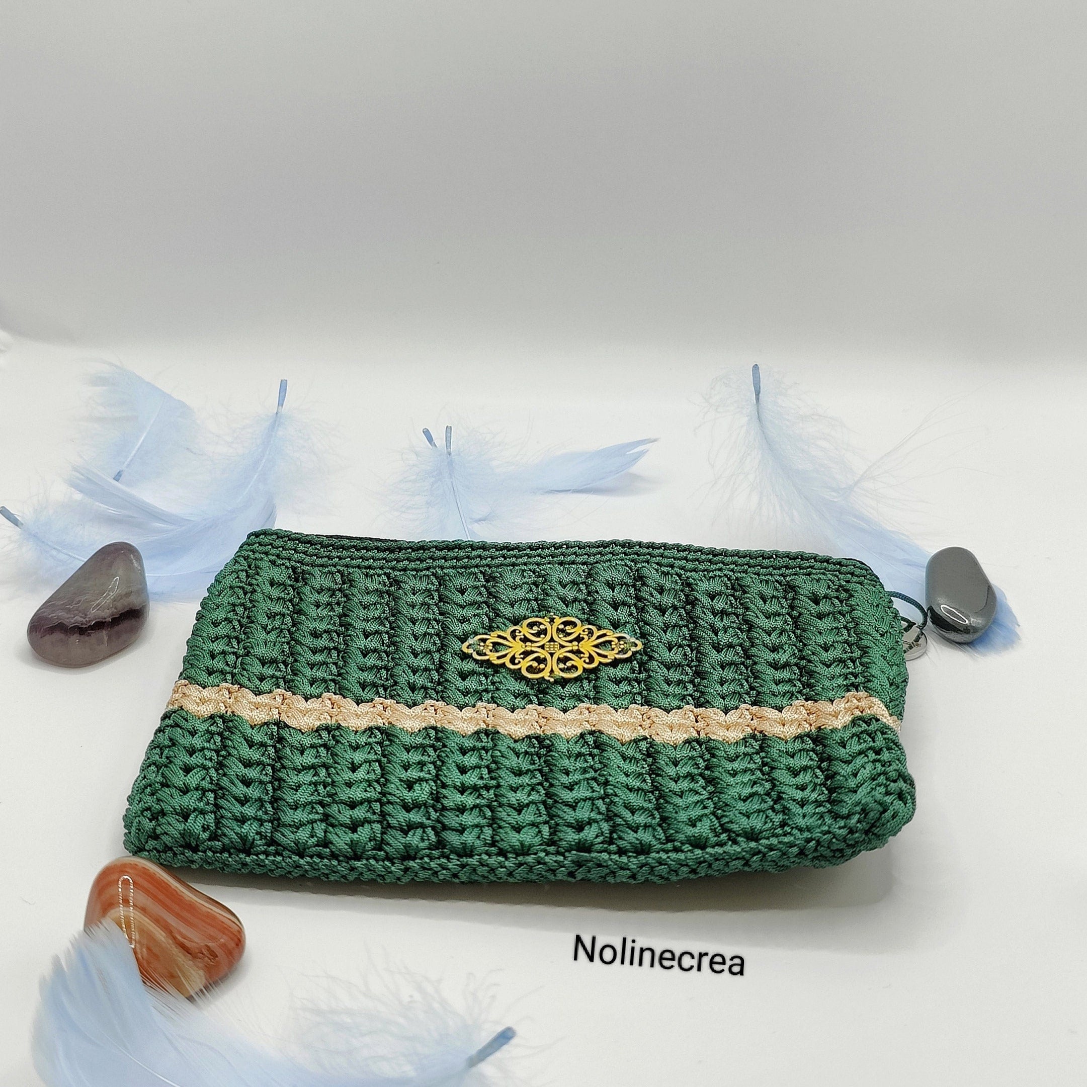 pochette fait main au crochet couleur verte avec pointe de beige. 