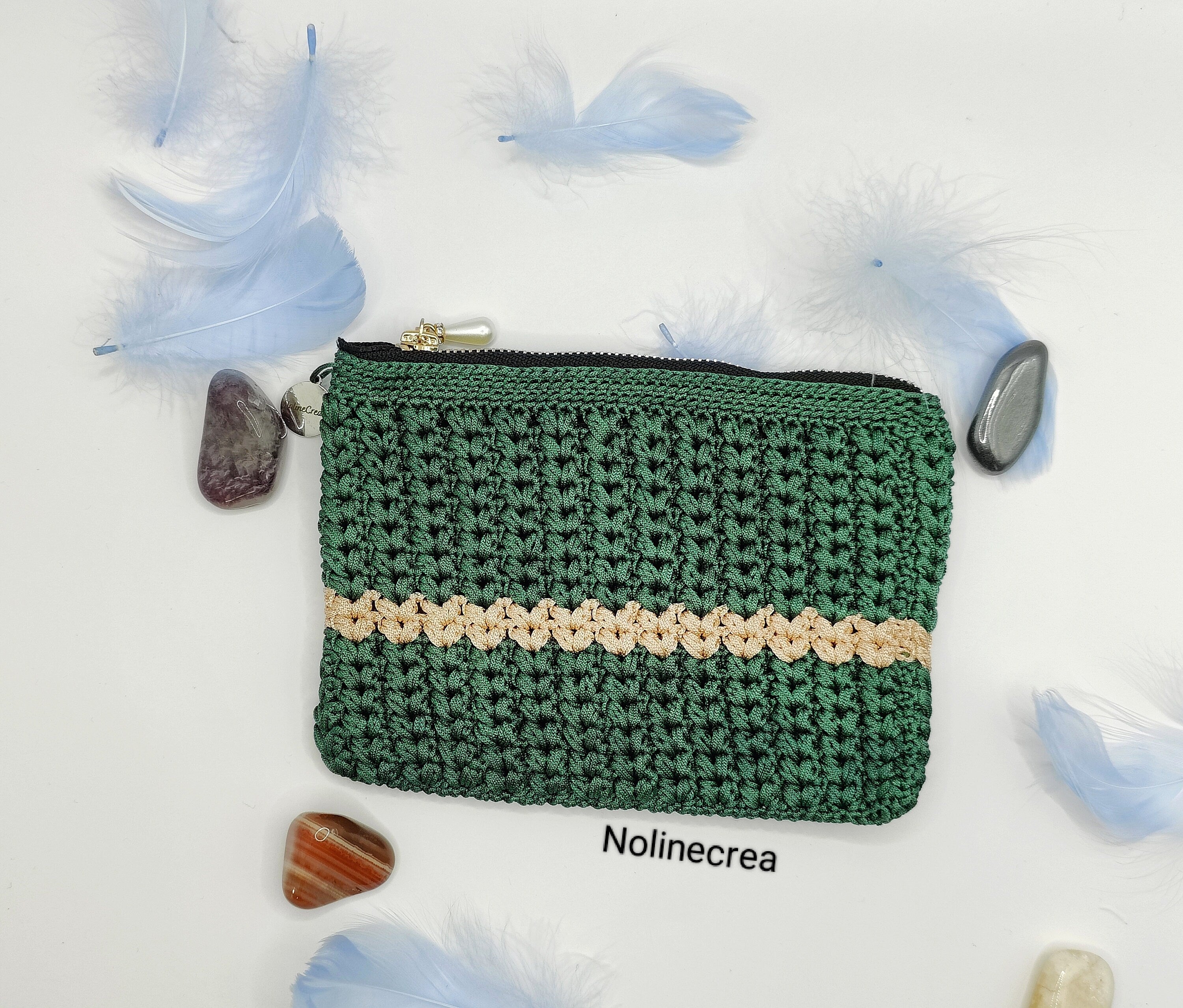 pochette fait main au crochet couleur verte avec pointe de beige. 