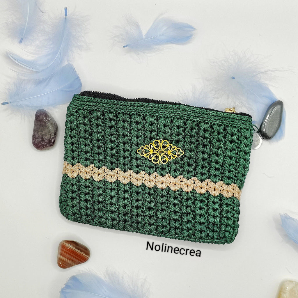 pochette fait main au crochet couleur verte avec pointe de beige. 