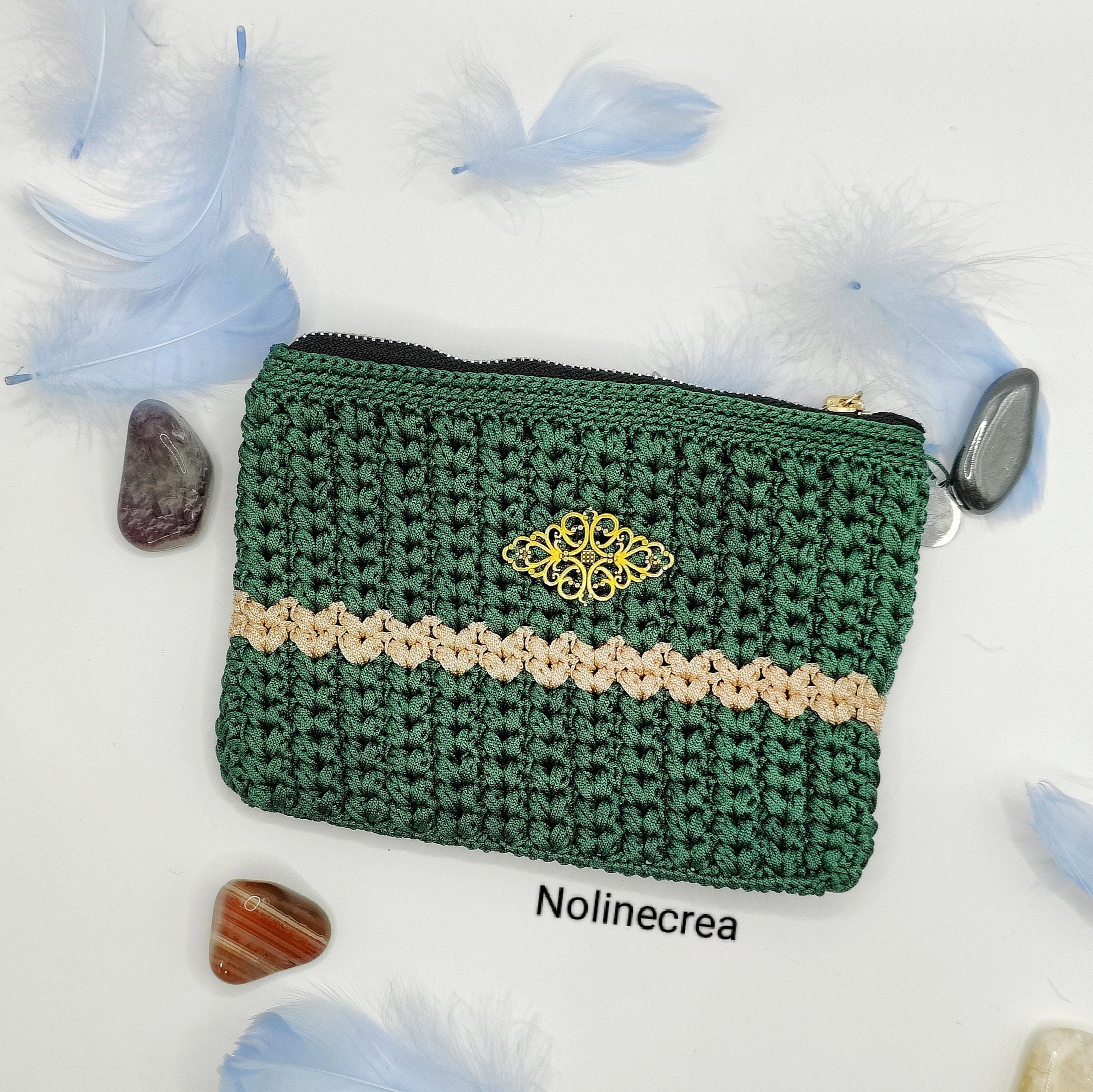 pochette fait main au crochet couleur verte avec pointe de beige. 