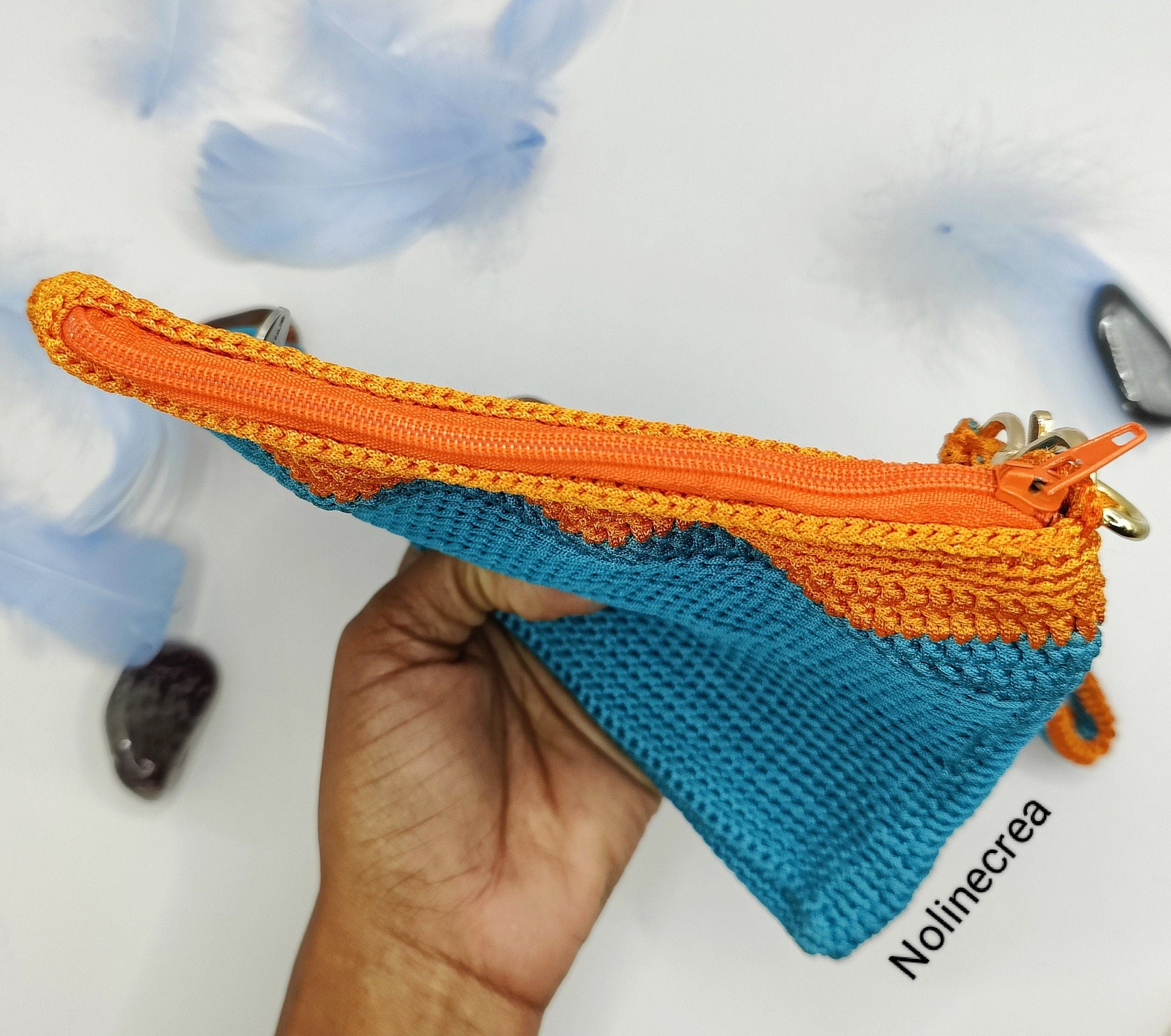 Petite pochette soirée fait au crochet avec bandoulière porté poignet