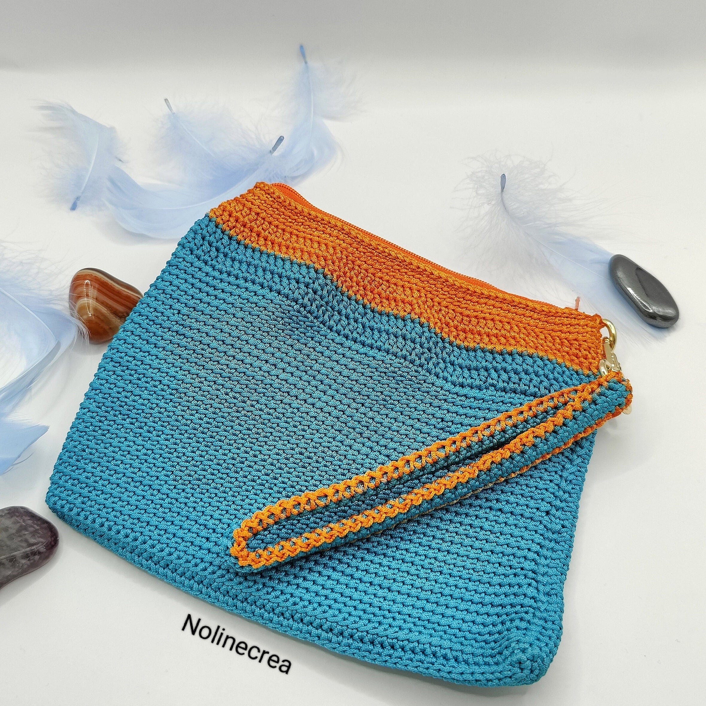Petite pochette soirée fait au crochet avec bandoulière porté poignet
