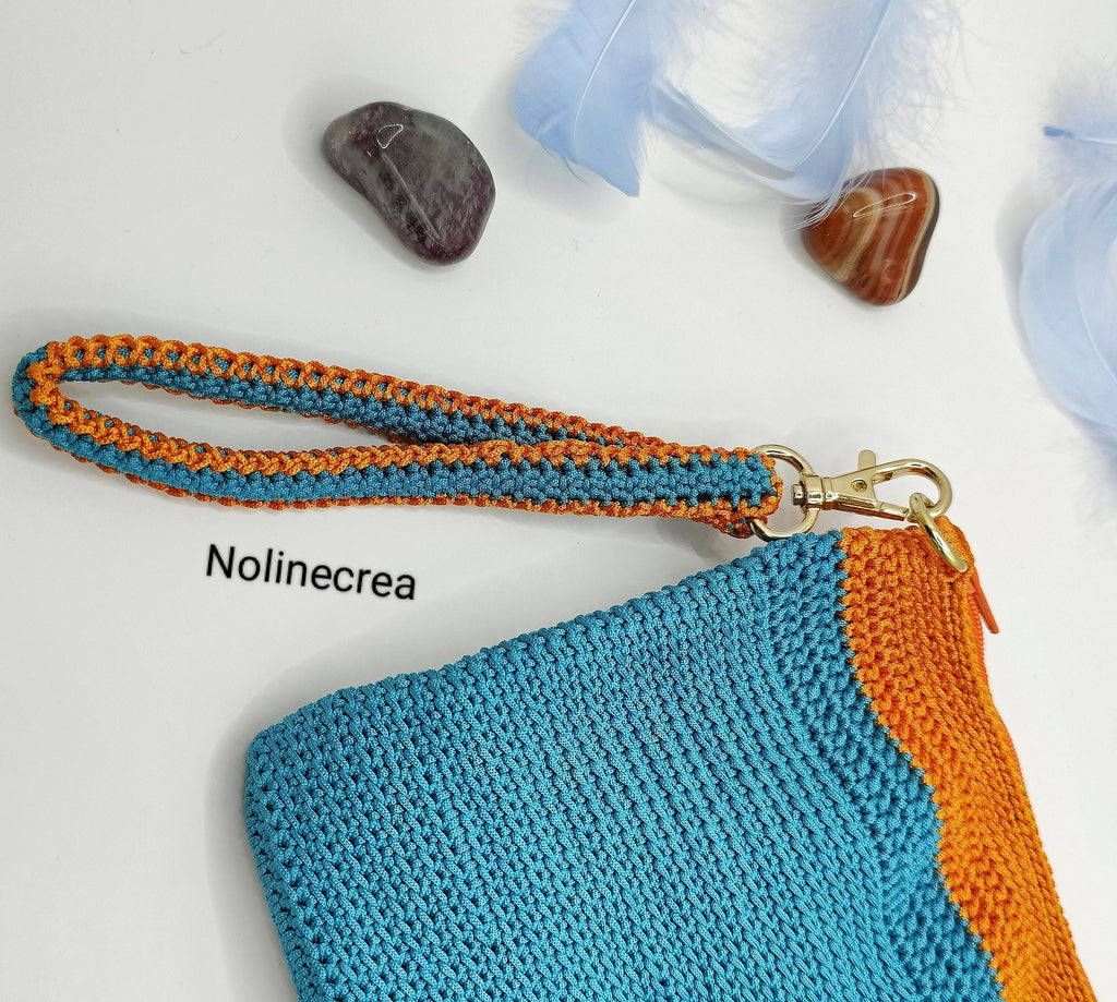 Petite pochette soirée fait au crochet avec bandoulière porté poignet