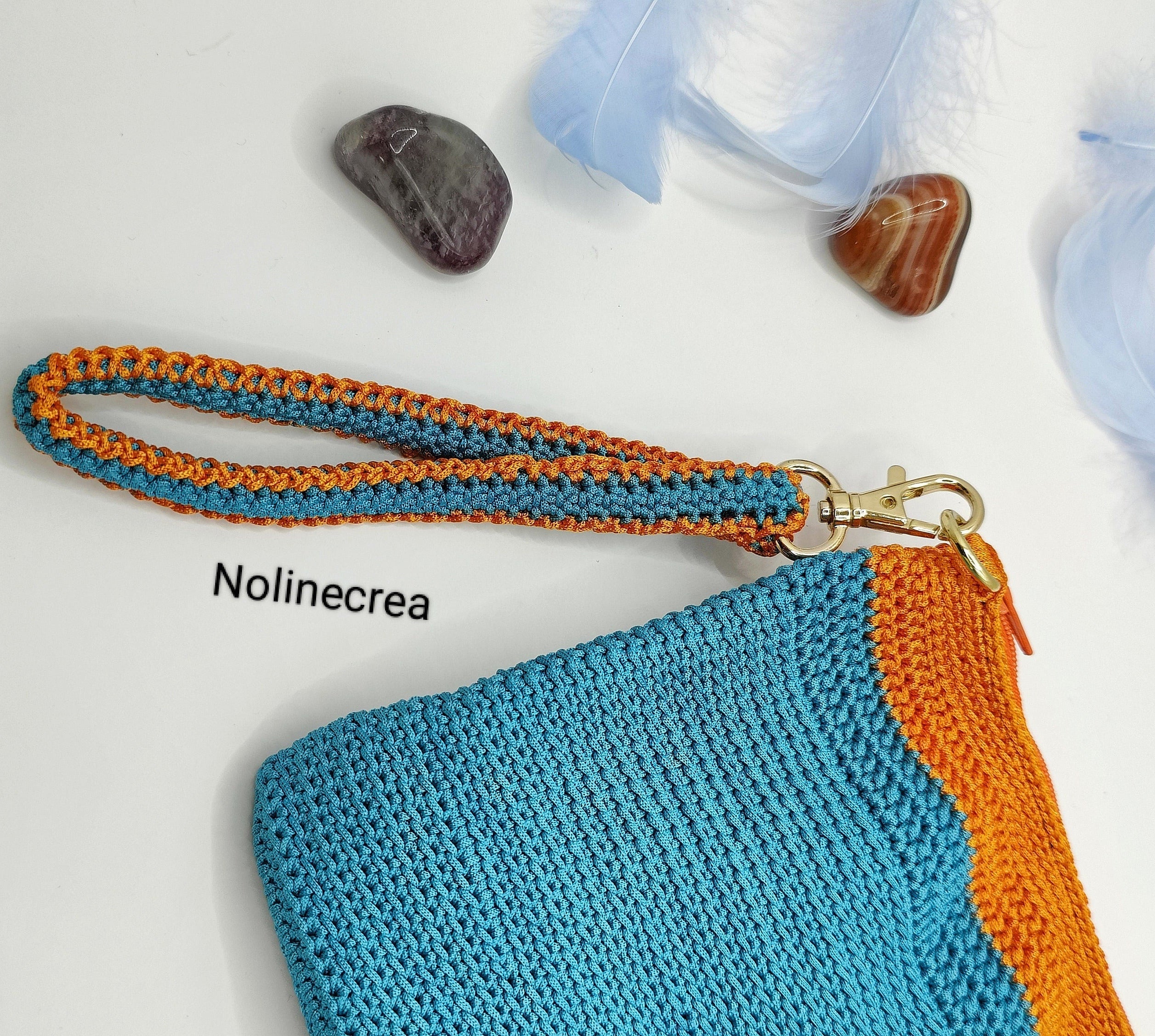 Petite pochette soirée fait au crochet avec bandoulière porté poignet