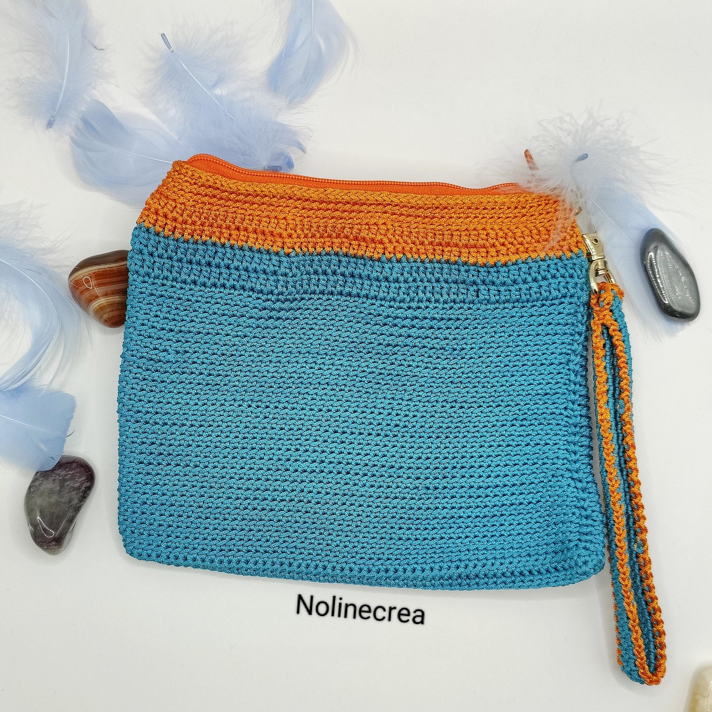 Petite pochette soirée fait au crochet avec bandoulière porté poignet