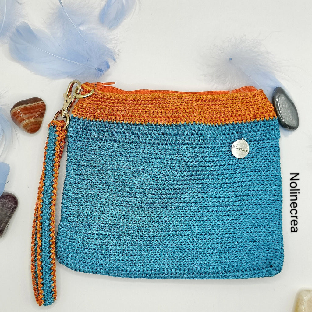 Petite pochette soirée fait au crochet avec bandoulière porté poignet