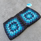 Pochette au crochet granny square. Tons bleus et noir 
