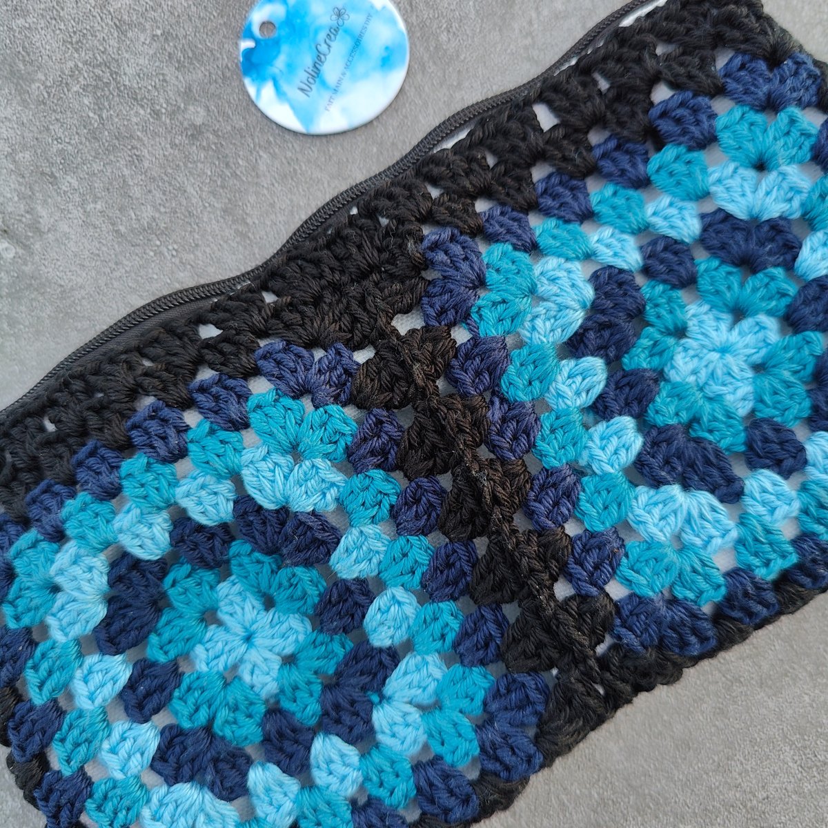 Pochette au crochet granny square. Tons bleus et noir 
