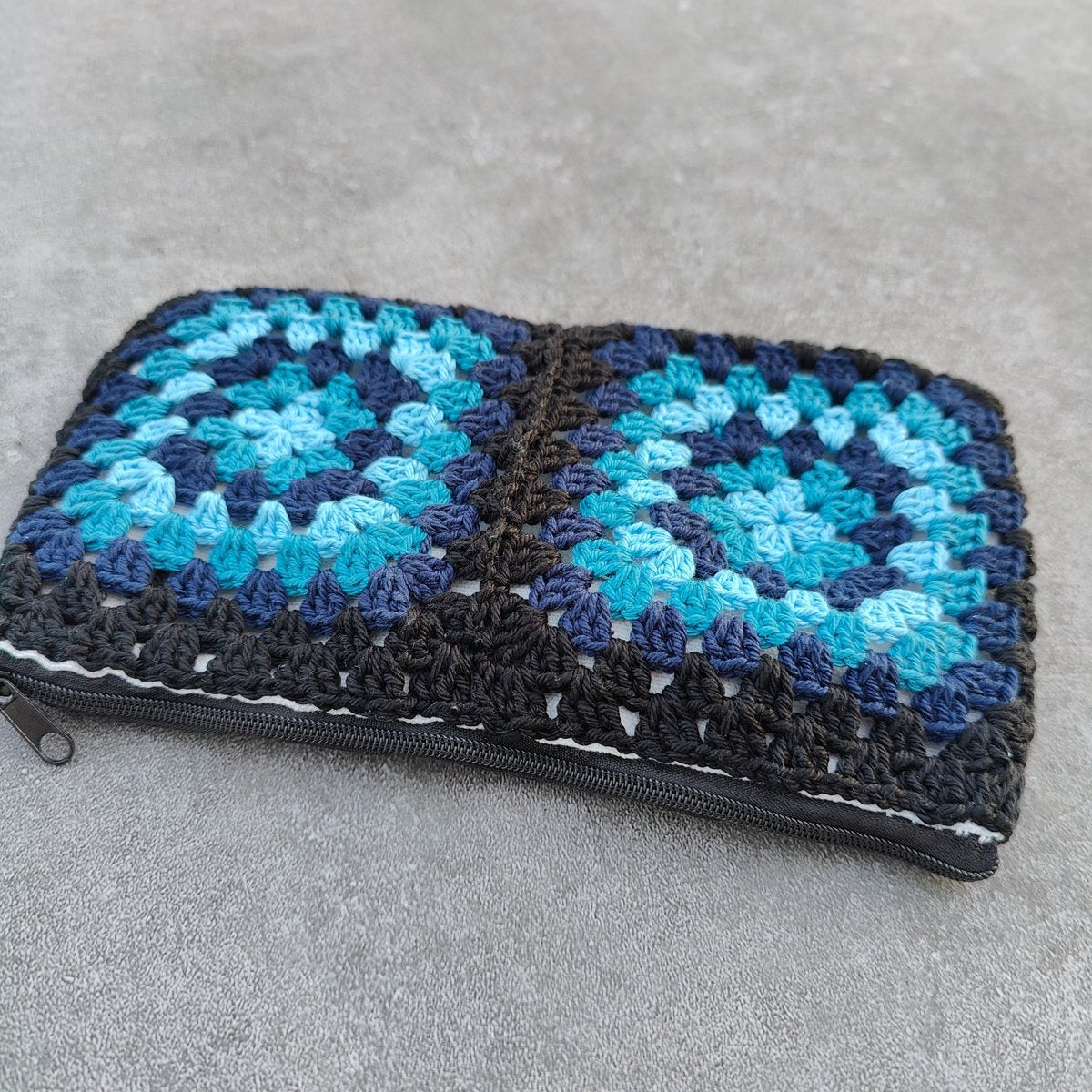Pochette au crochet granny square. Tons bleus et noir 