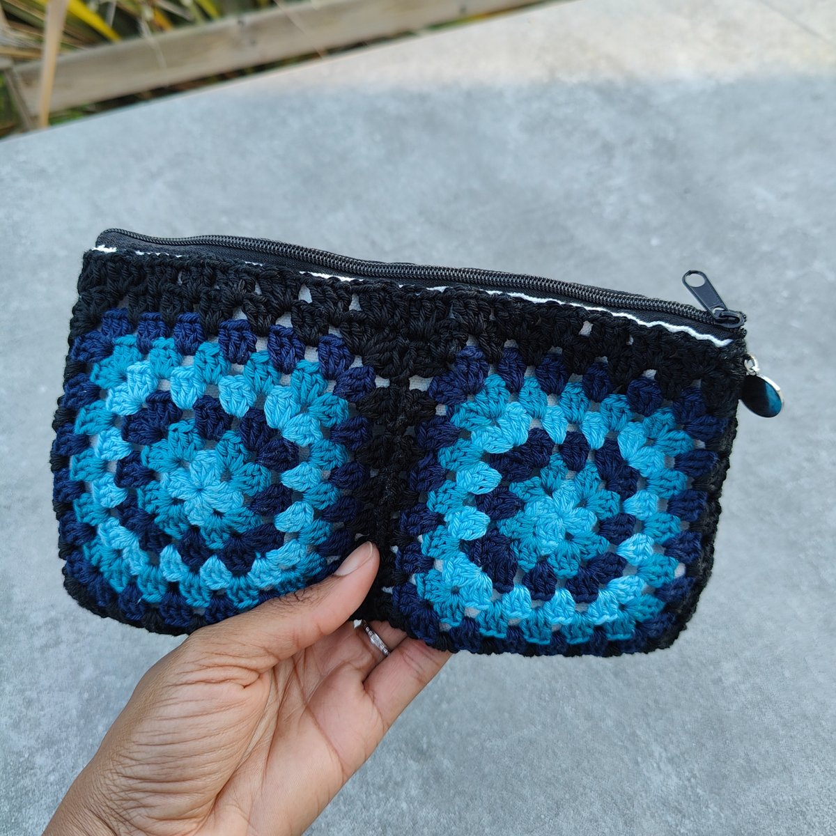 Pochette au crochet granny square. Tons bleus et noir 