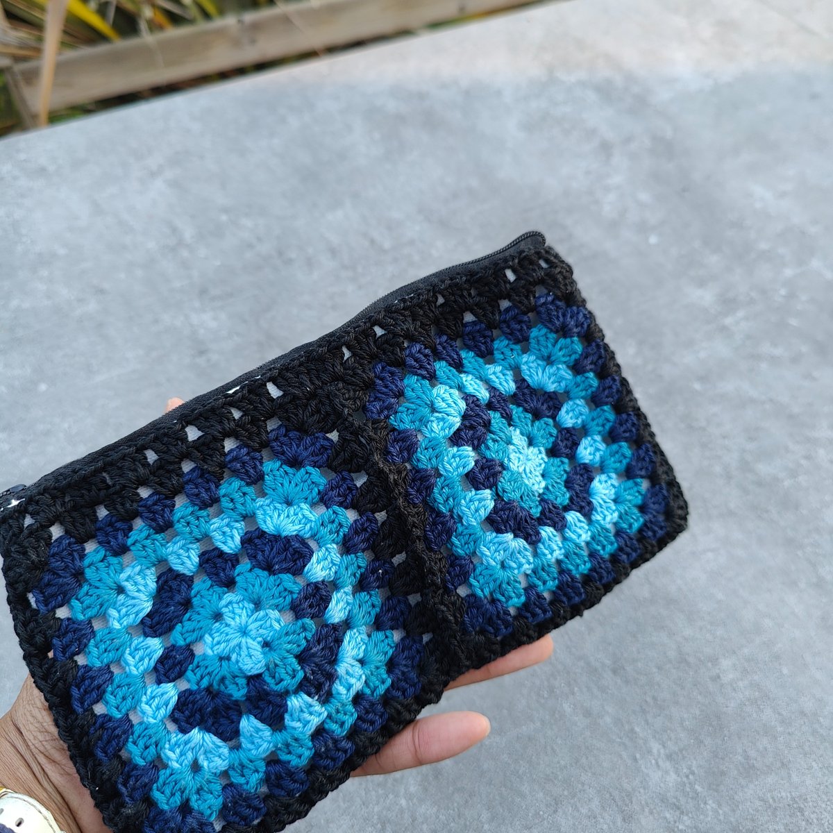 Pochette au crochet granny square. Tons bleus et noir 