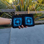 Pochette au crochet granny square. Tons bleus et noir 