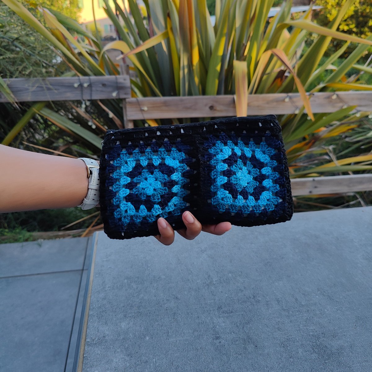 Pochette au crochet granny square. Tons bleus et noir 