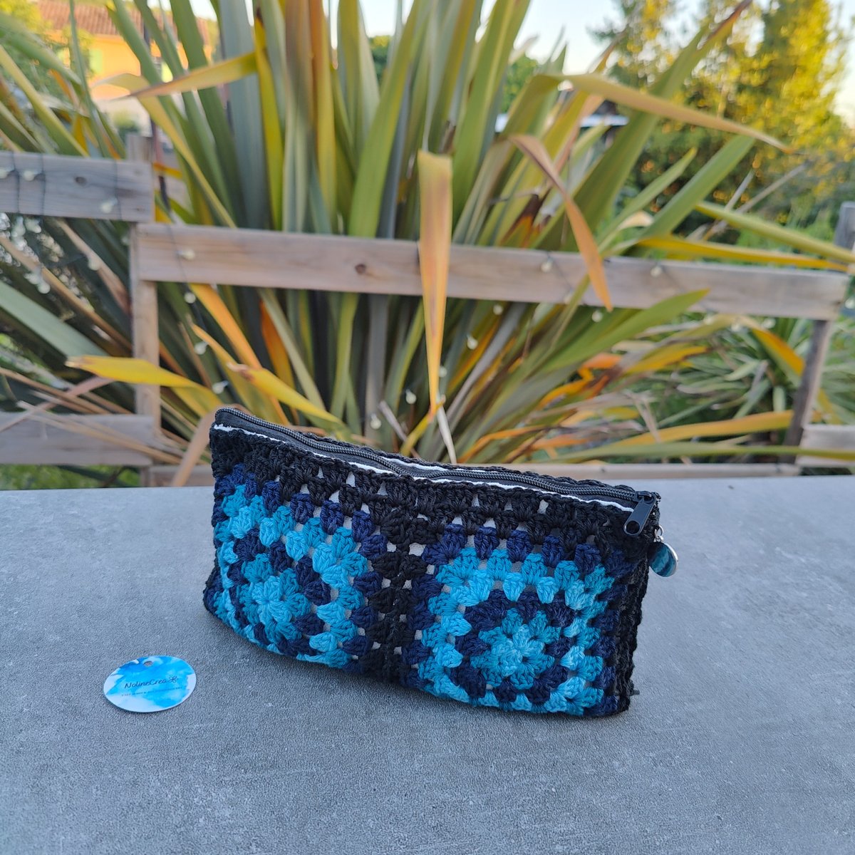 Pochette au crochet granny square. Tons bleus et noir 