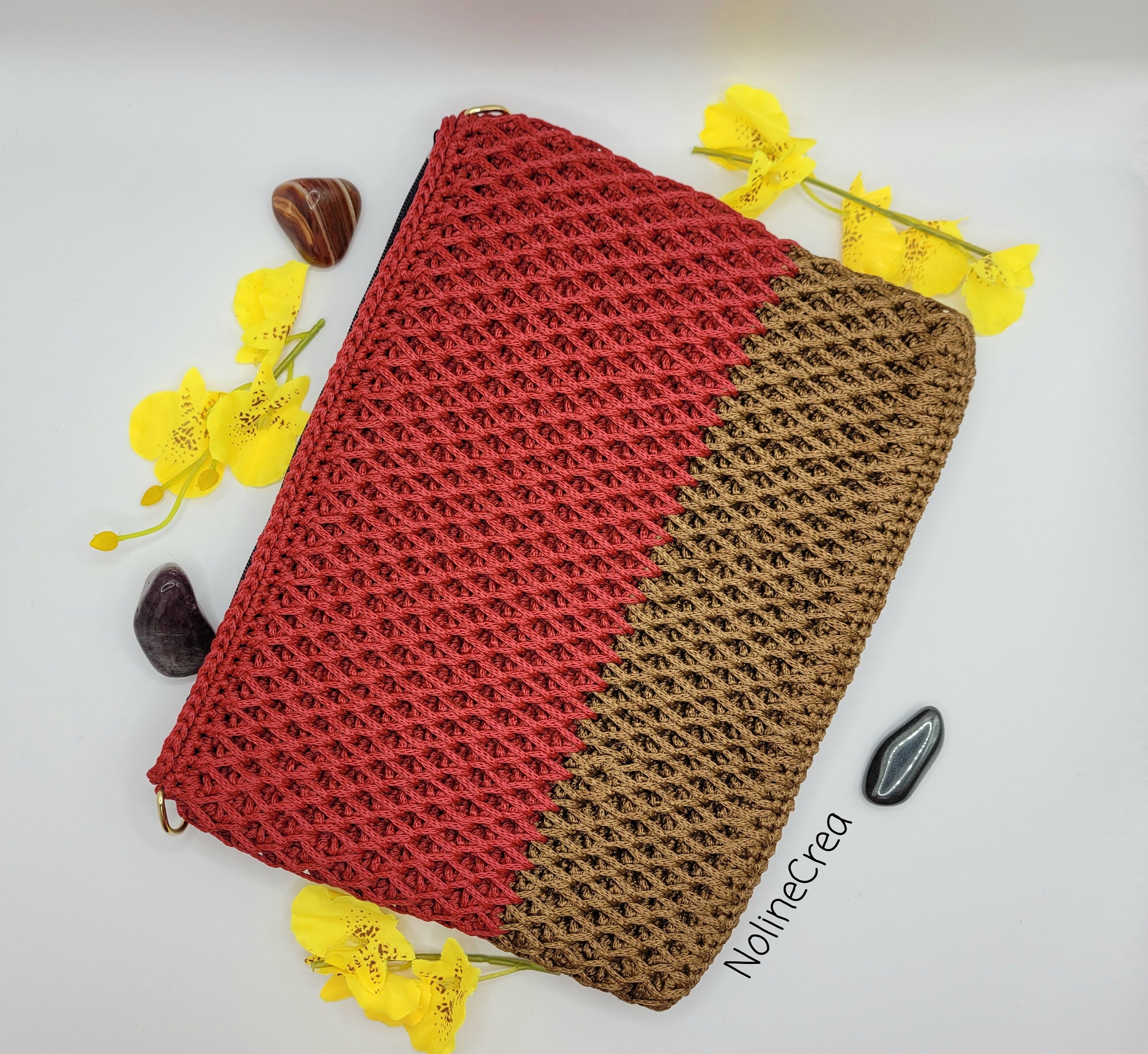 Pochette fait main au crochet, effet 3D, pochette rouge et couleur moutarde avec bandouilère rouge
