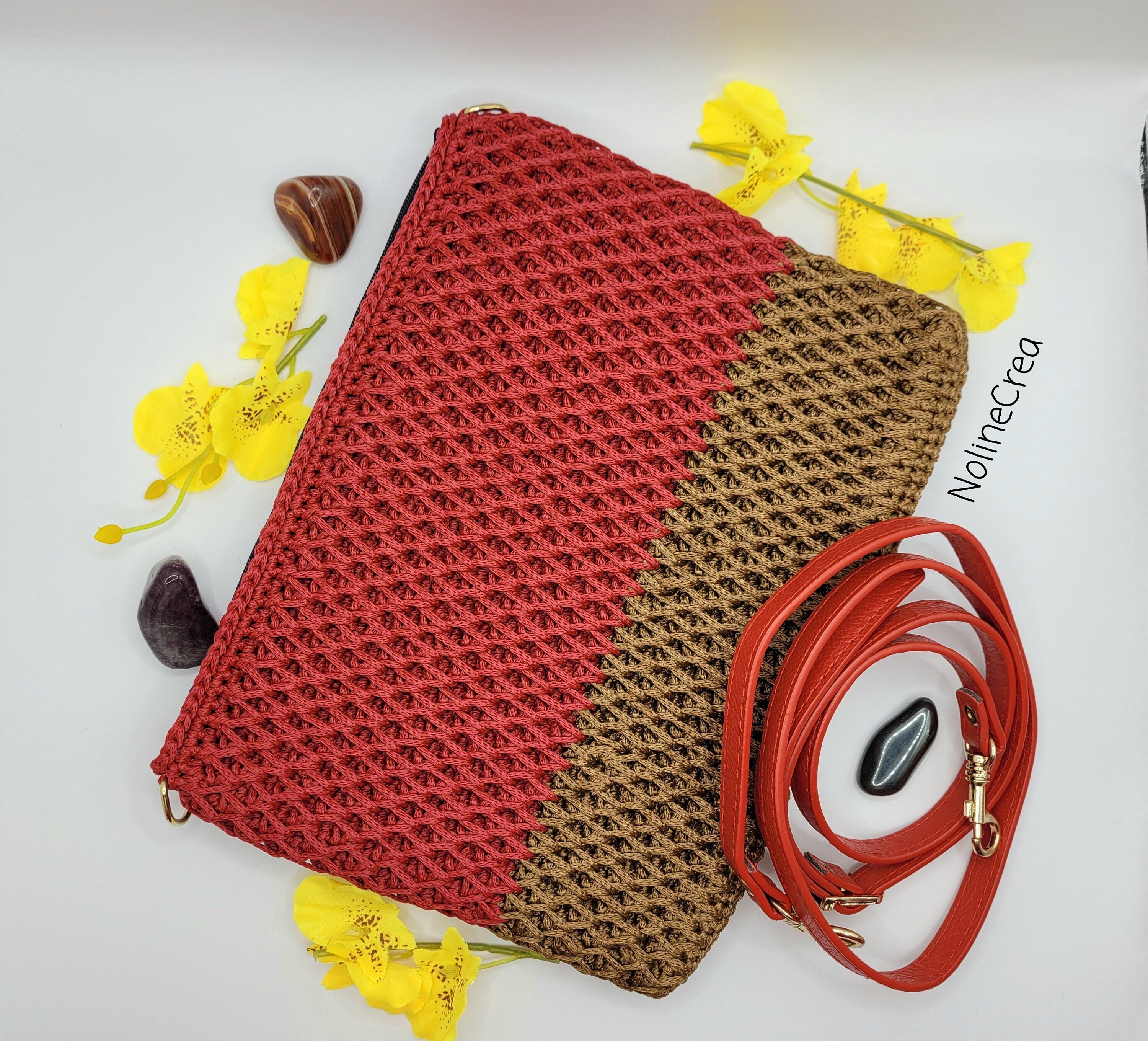 Pochette fait main au crochet, effet 3D, pochette rouge et couleur moutarde avec bandouilère rouge