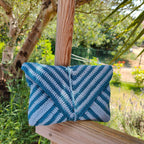 Pochette artisanale au crochet avec motif tourbillon et doublure en tissu japonais
