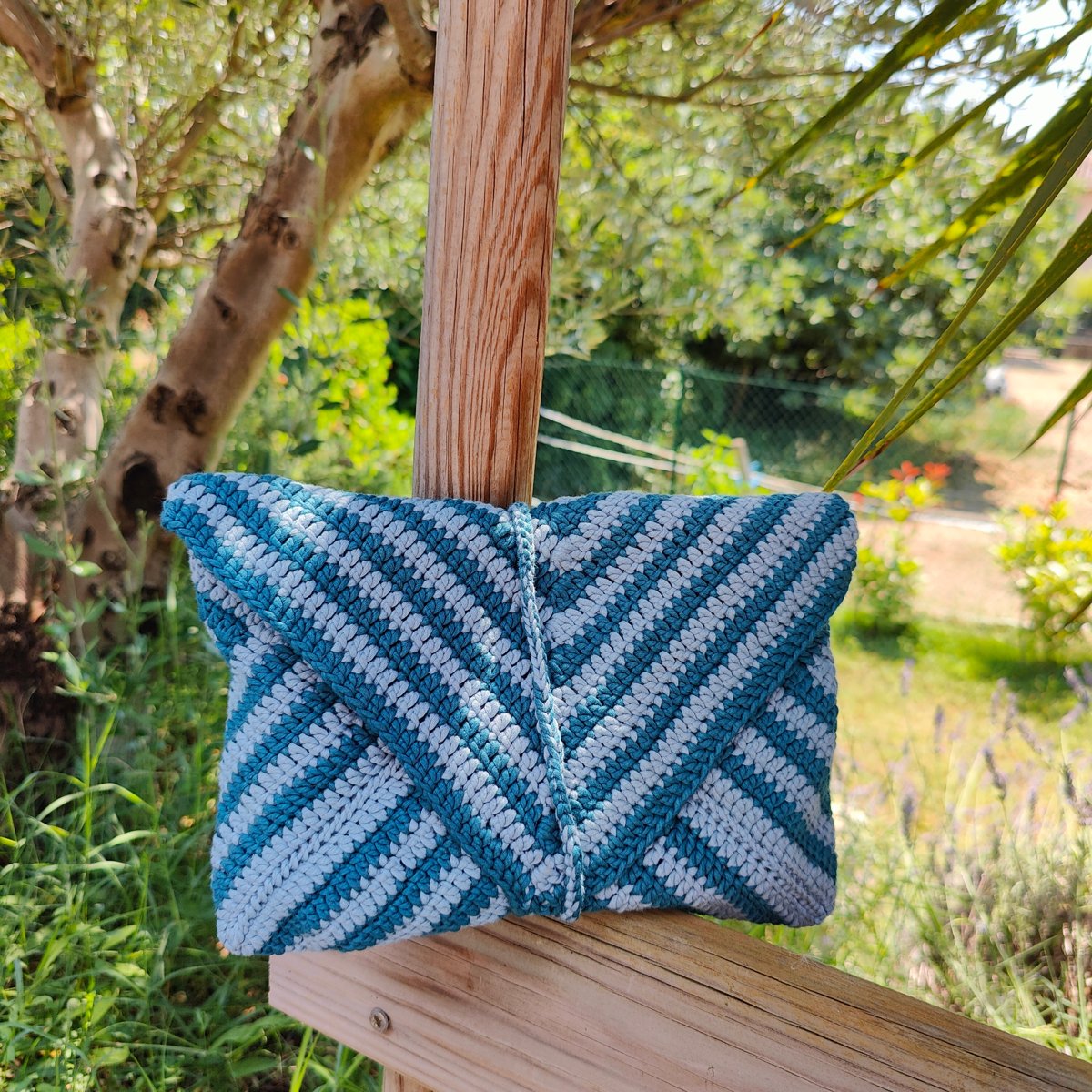 Pochette artisanale au crochet avec motif tourbillon et doublure en tissu japonais