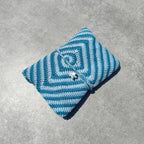 Pochette artisanale au crochet avec motif tourbillon et doublure en tissu japonais