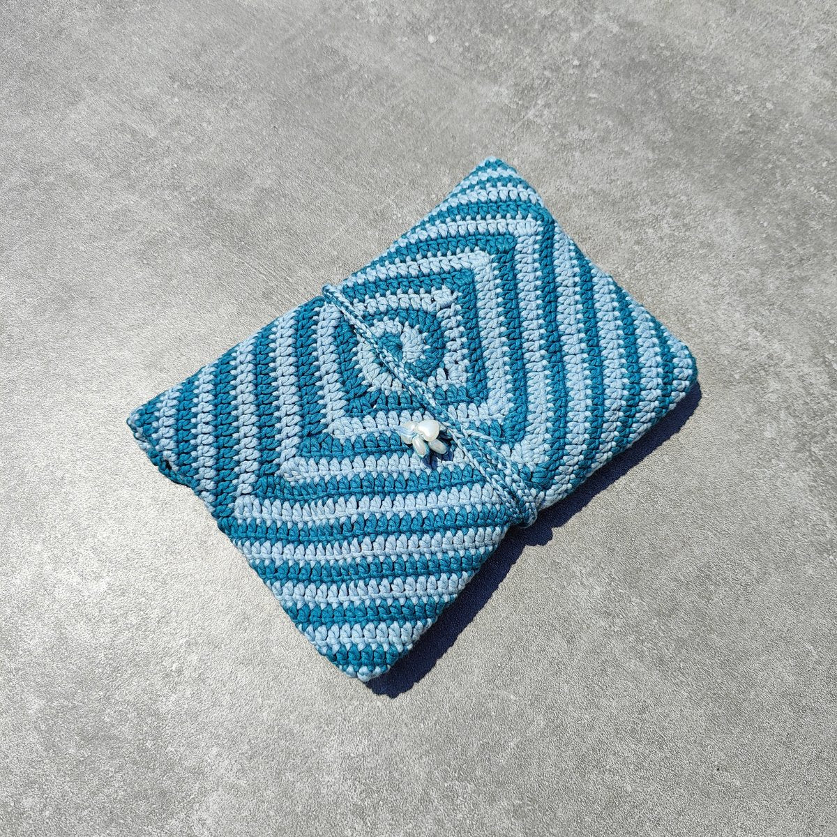 Pochette artisanale au crochet avec motif tourbillon et doublure en tissu japonais