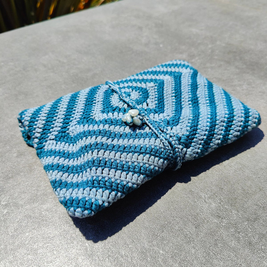 Pochette artisanale au crochet avec motif tourbillon et doublure en tissu japonais