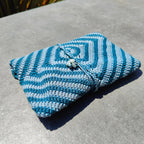 Pochette artisanale au crochet avec motif tourbillon et doublure en tissu japonais